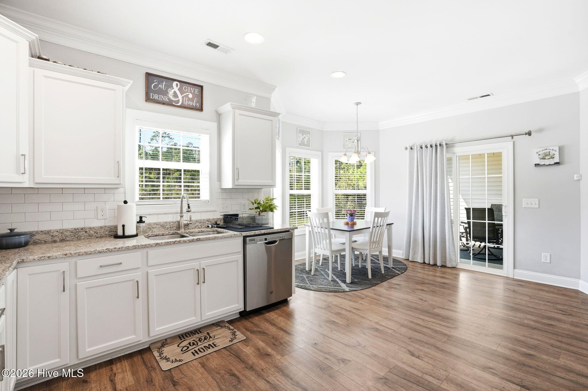 100563818 | Photo 22