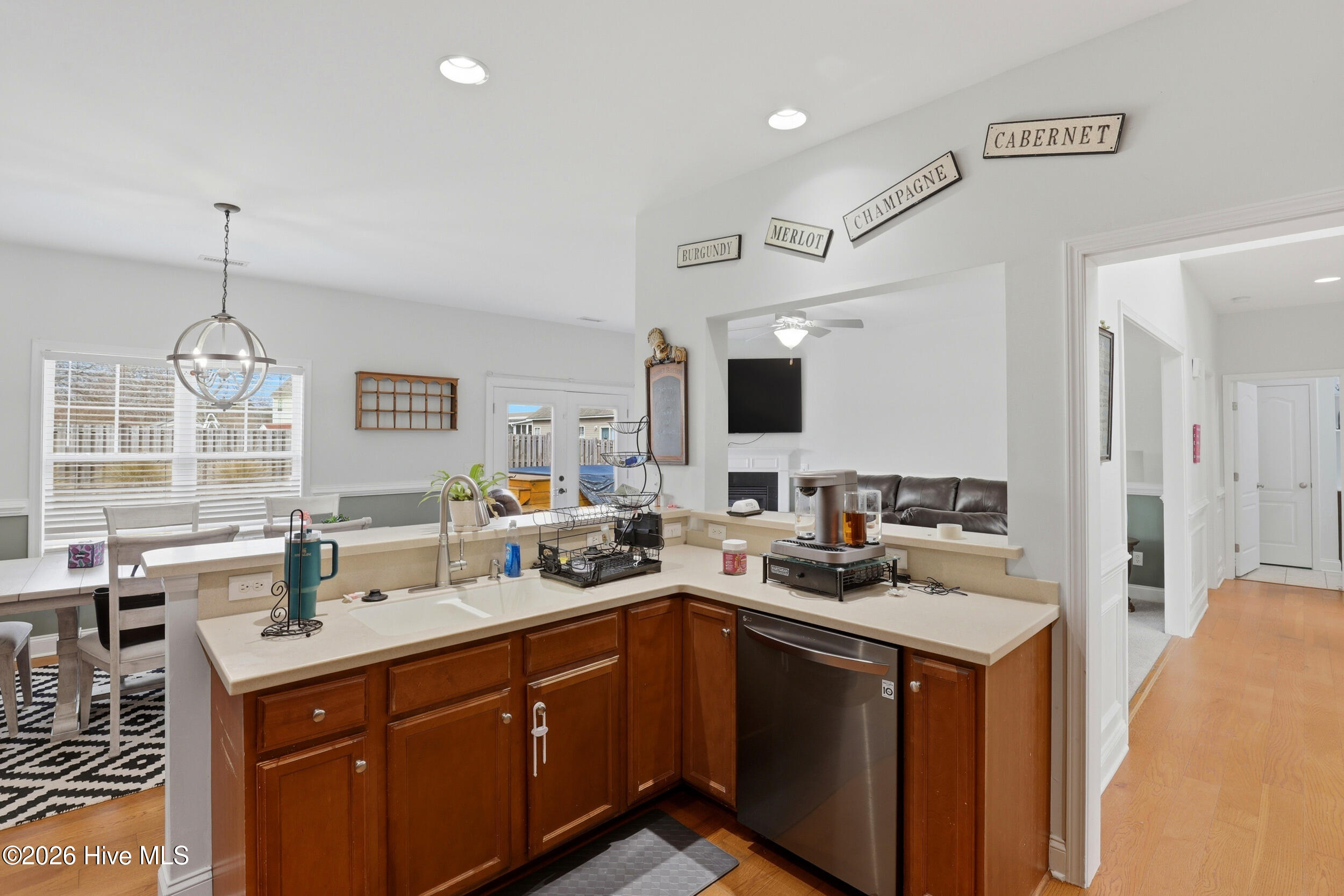 100557716 | Photo 12