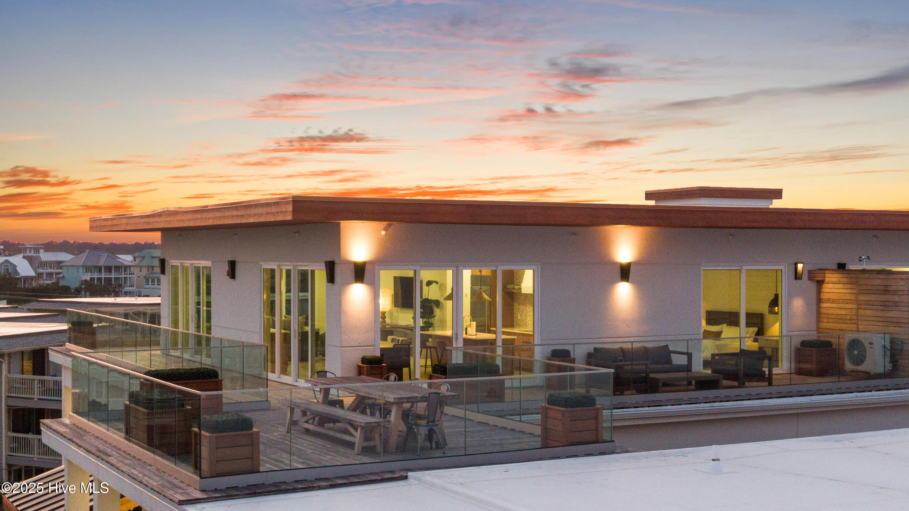 100523205 | Photo 55