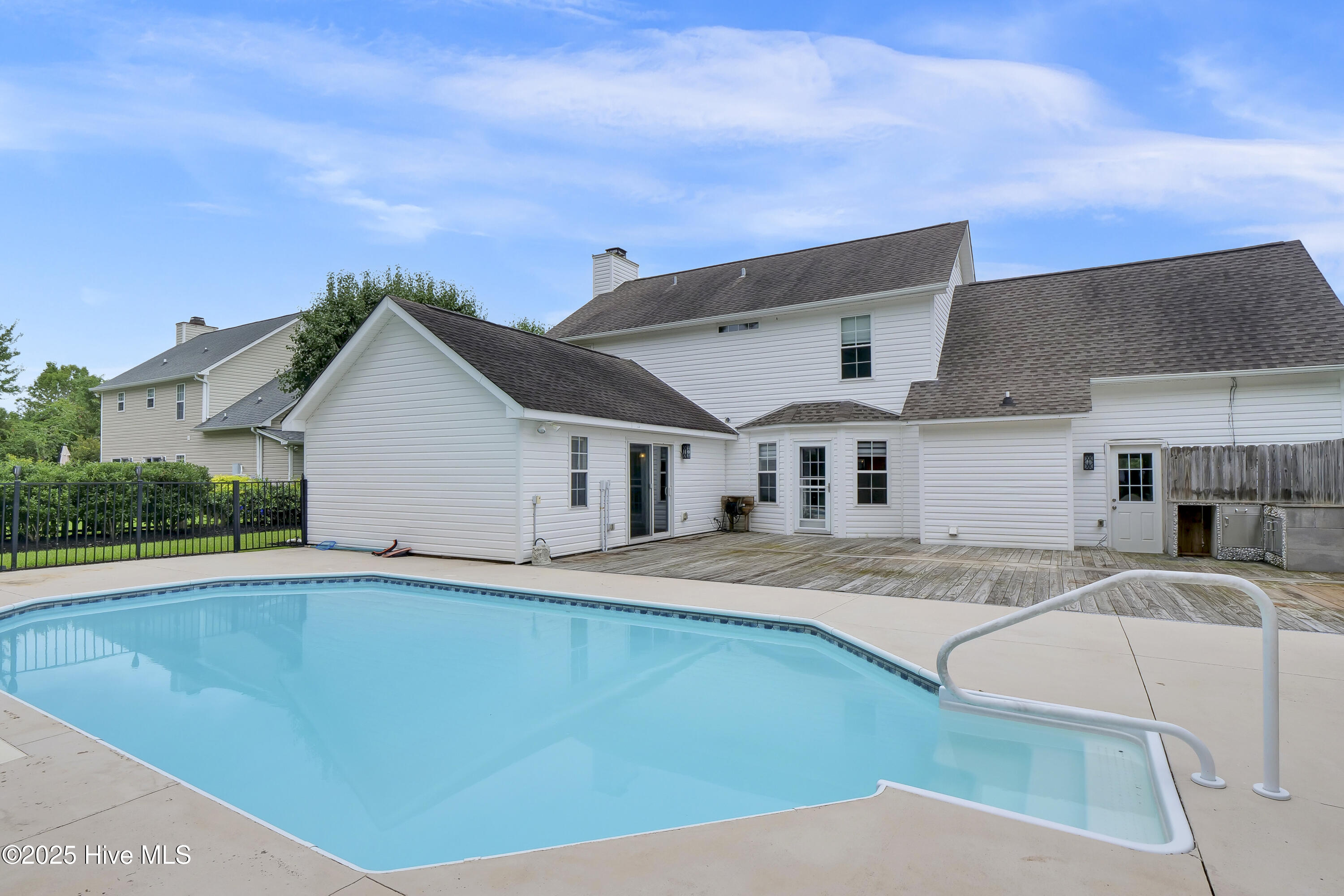 100544266 | Photo 47