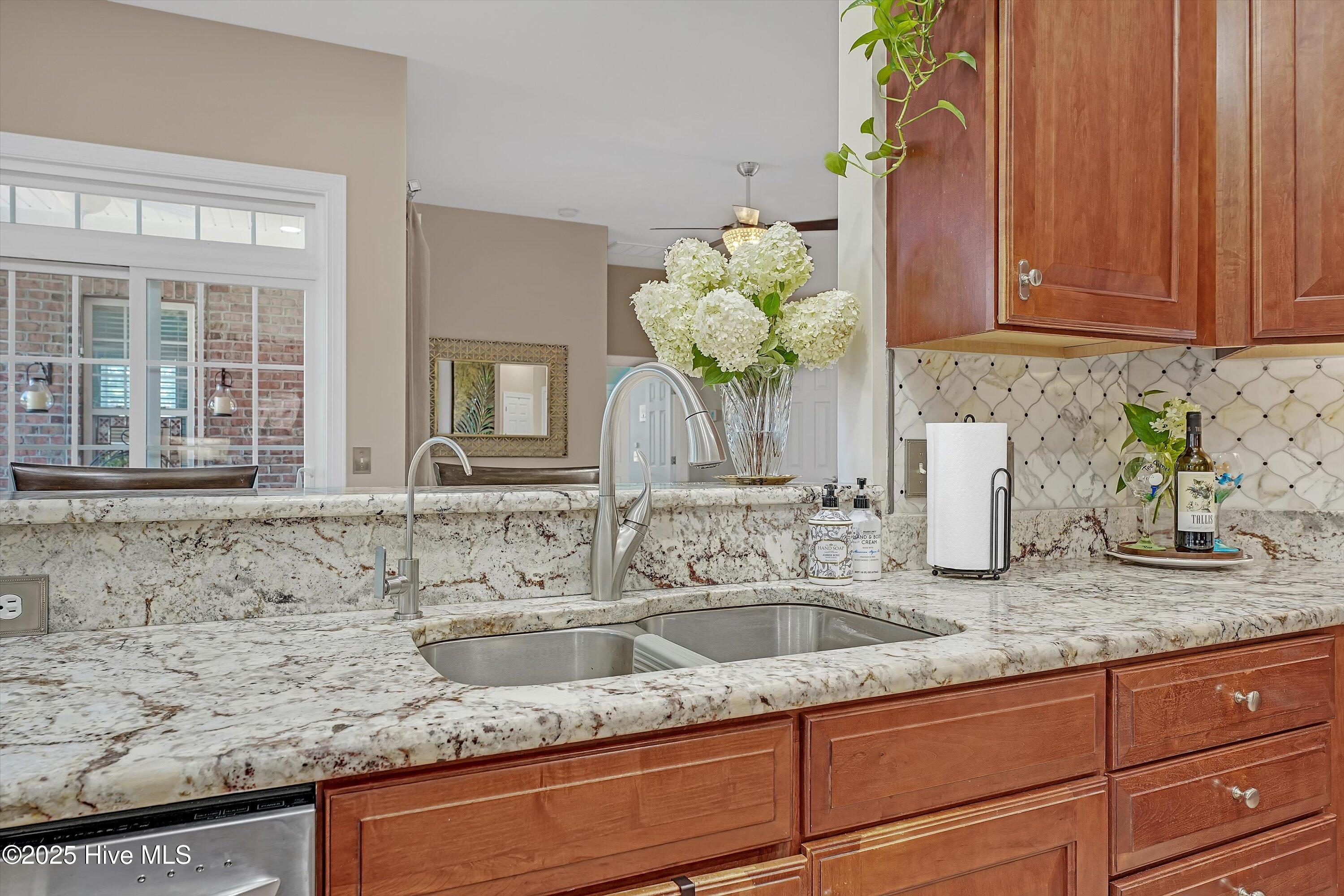 100547975 | Photo 14