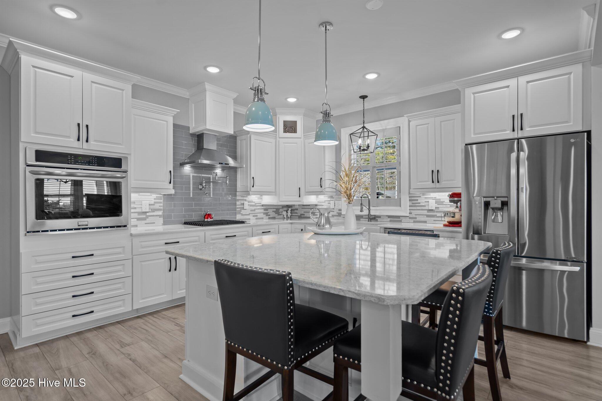 100532890 | Photo 23