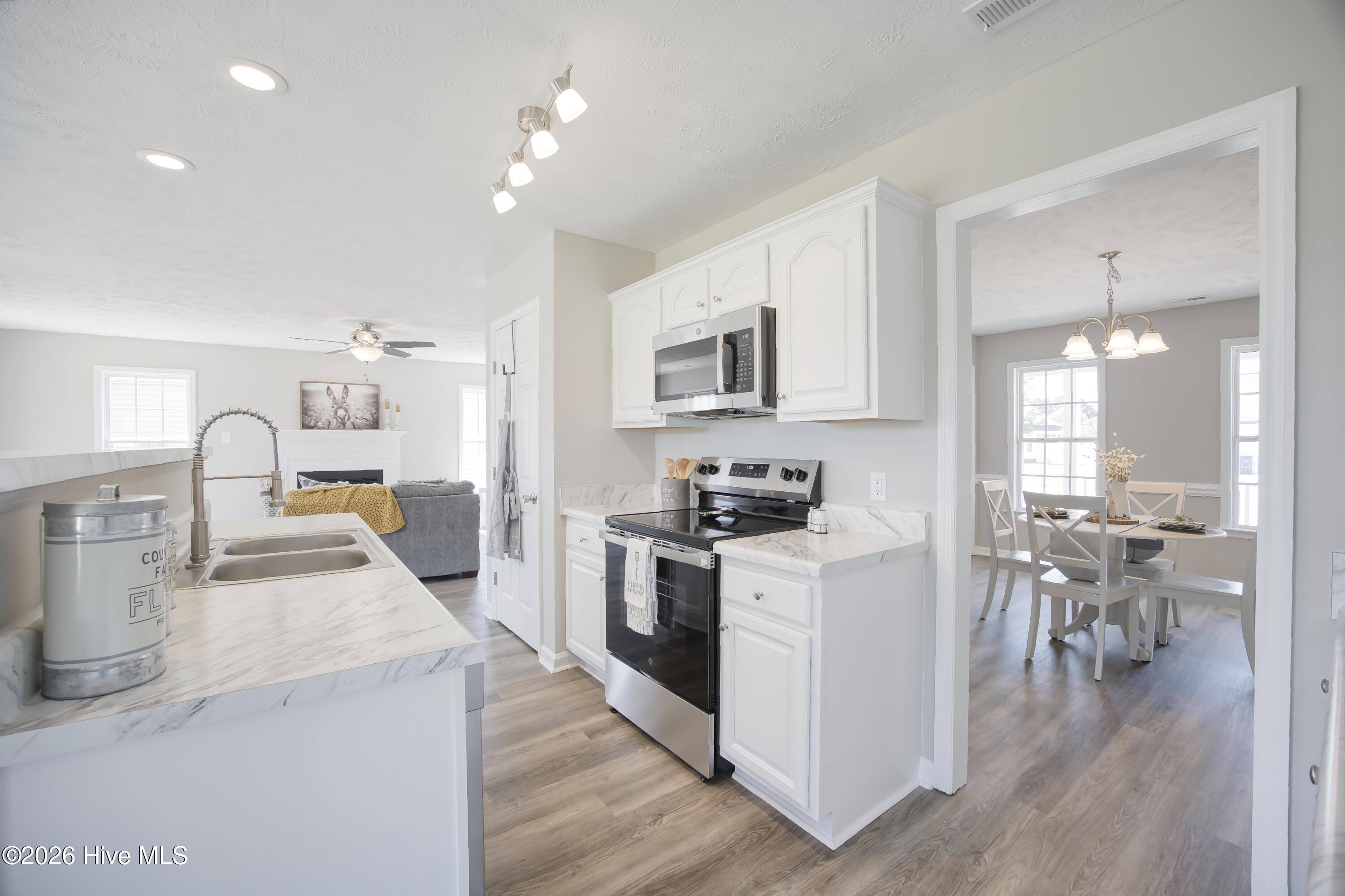 100570249 | Photo 19