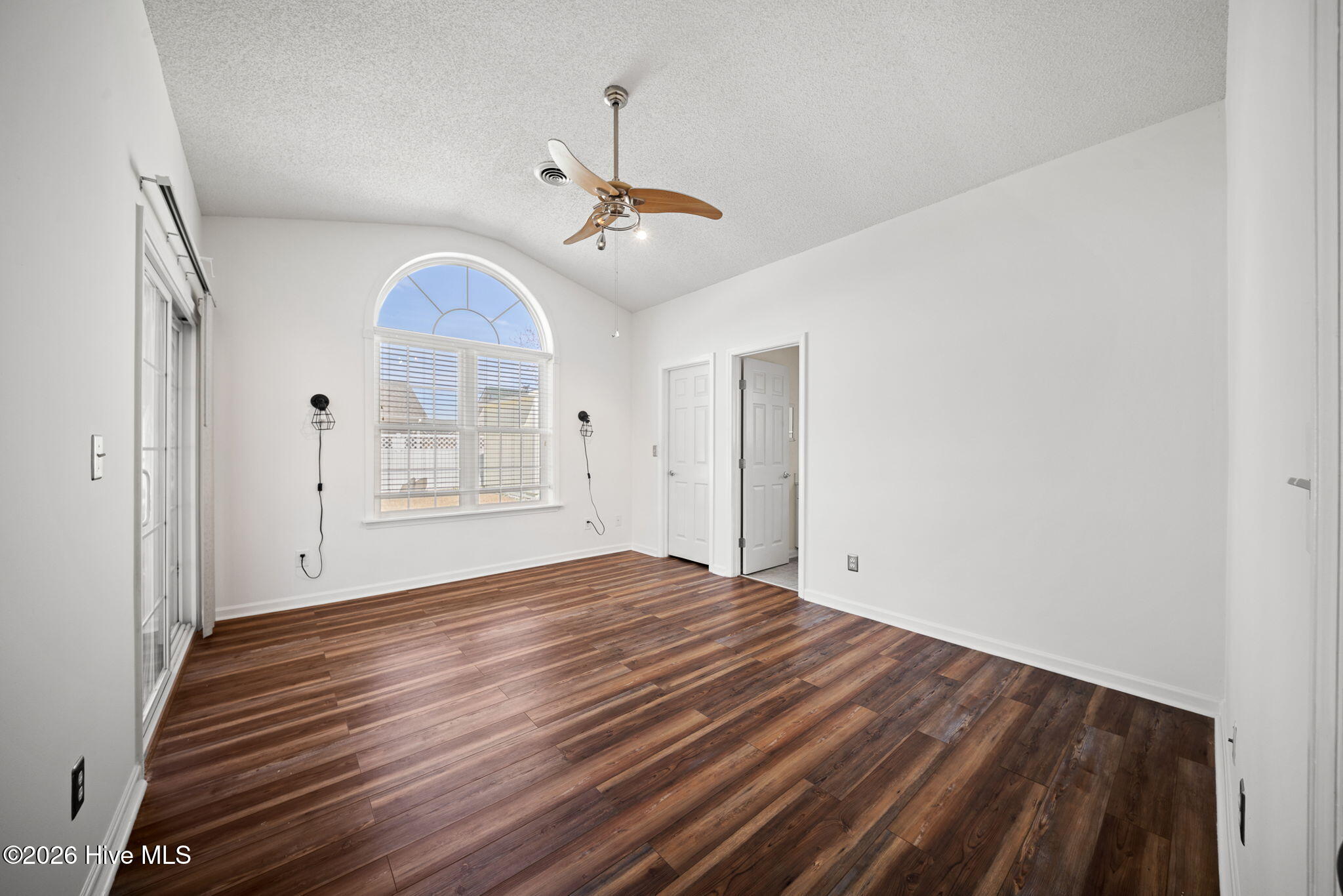 100556547 | Photo 25