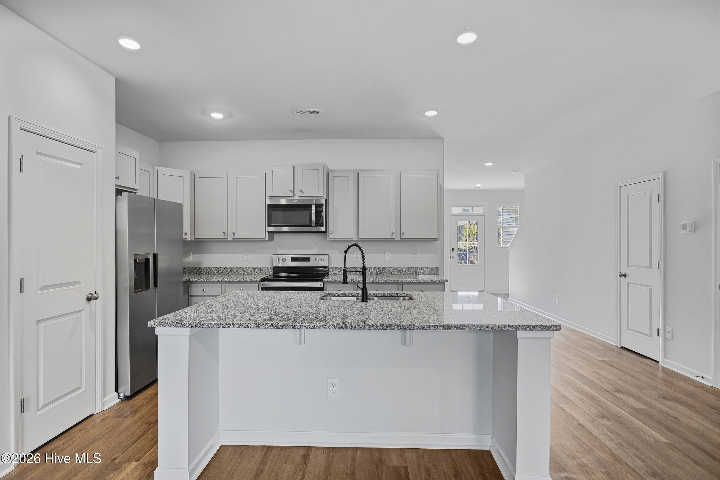 100566602 | Photo 11