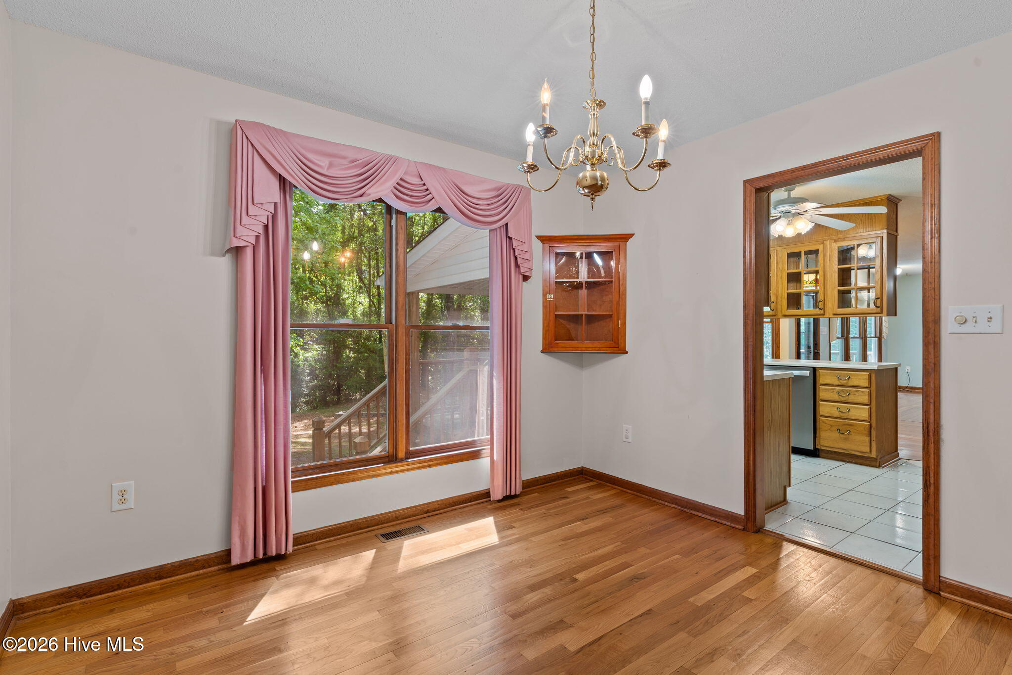 100568125 | Photo 12