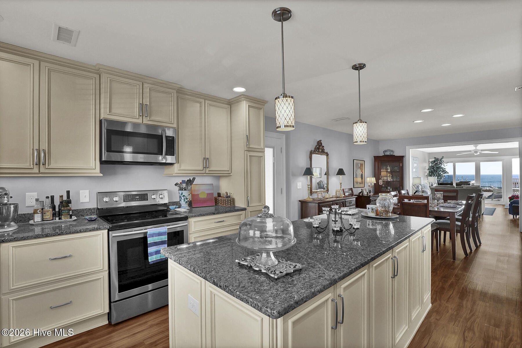 100548682 | Photo 13