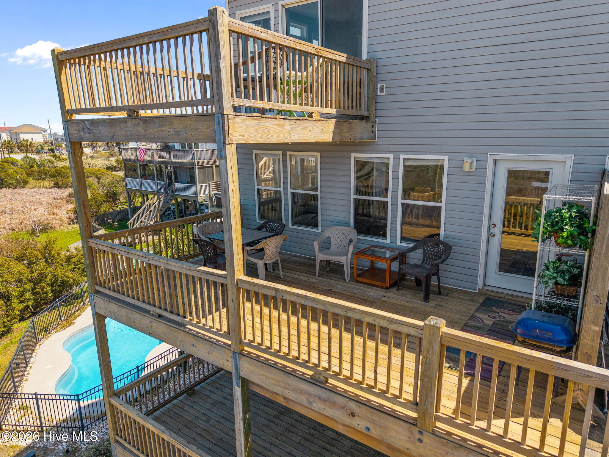 37-web-or-mls-3735 Island Dr. 97