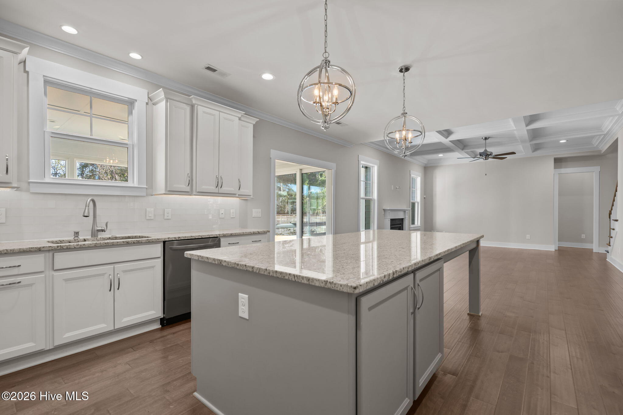 100550410 | Photo 26