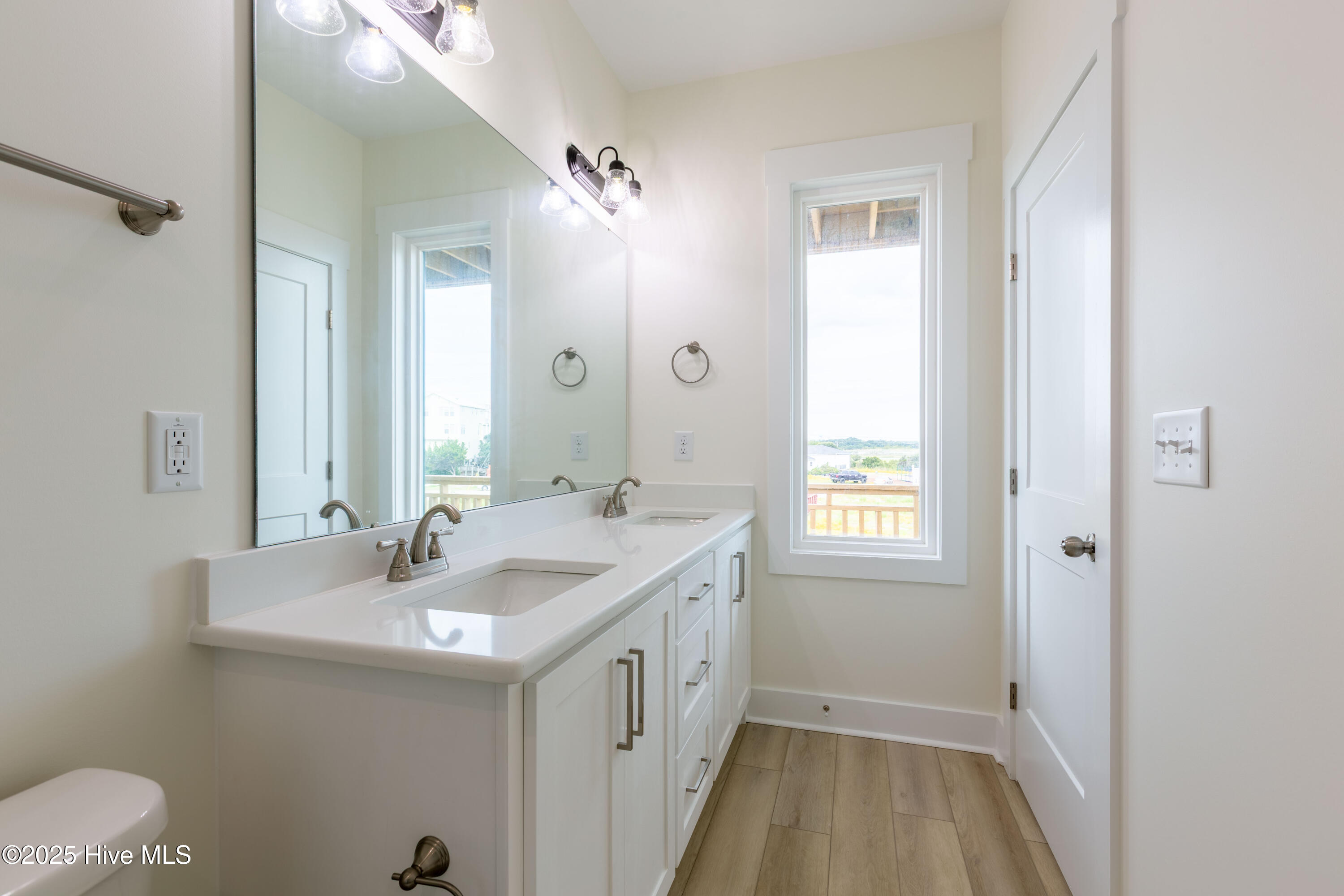 100545924 | Photo 40