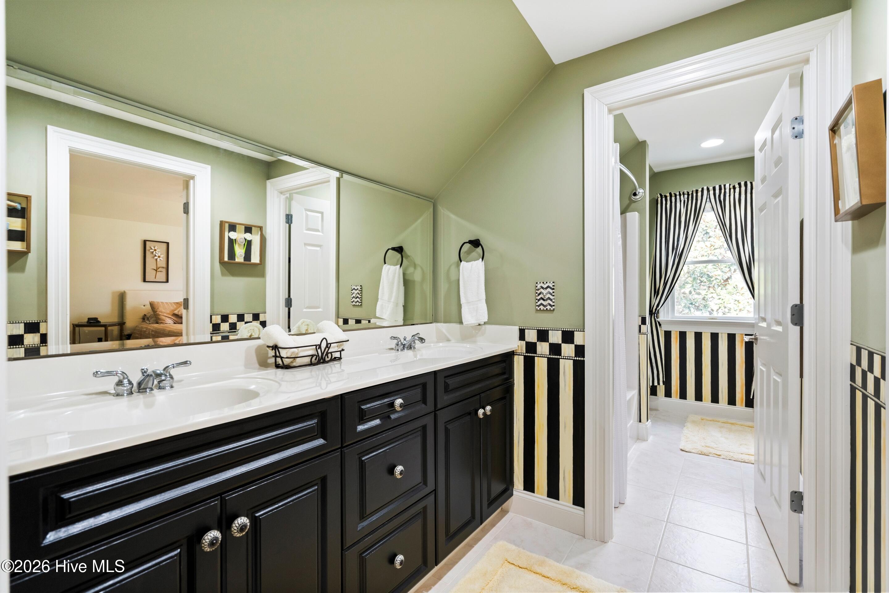 100548933 | Photo 52