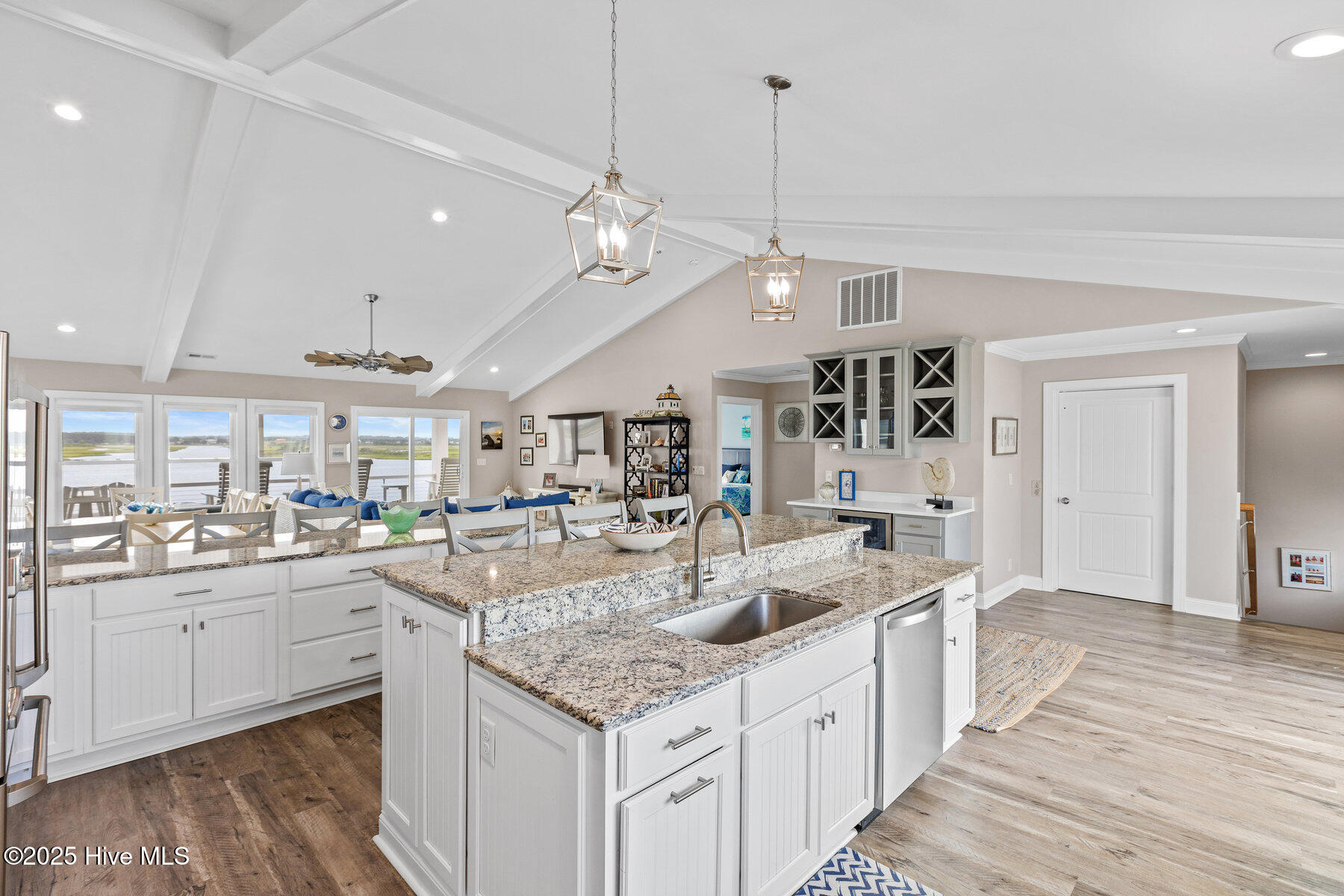 100518577 | Photo 17