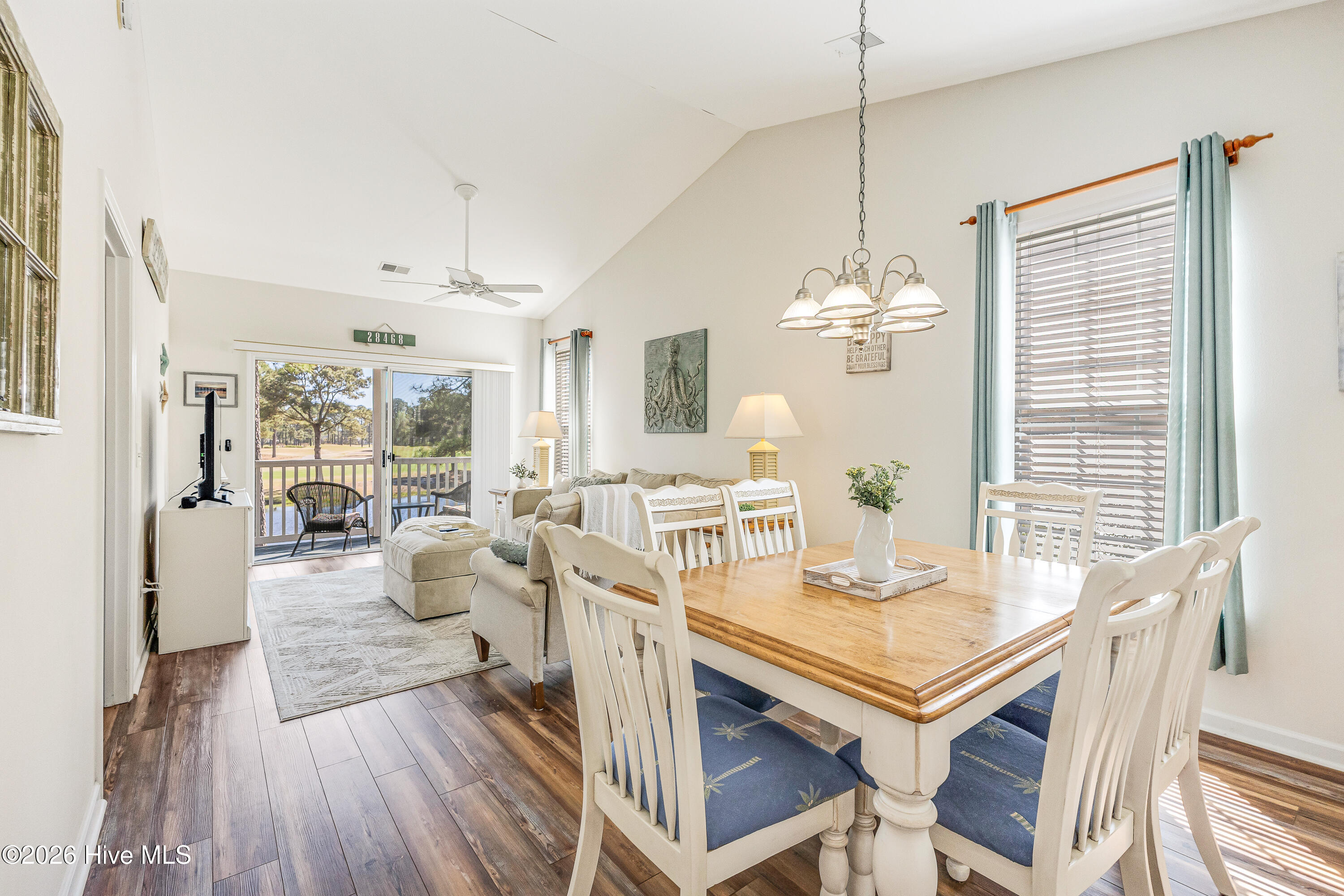 100564736 | Photo 12