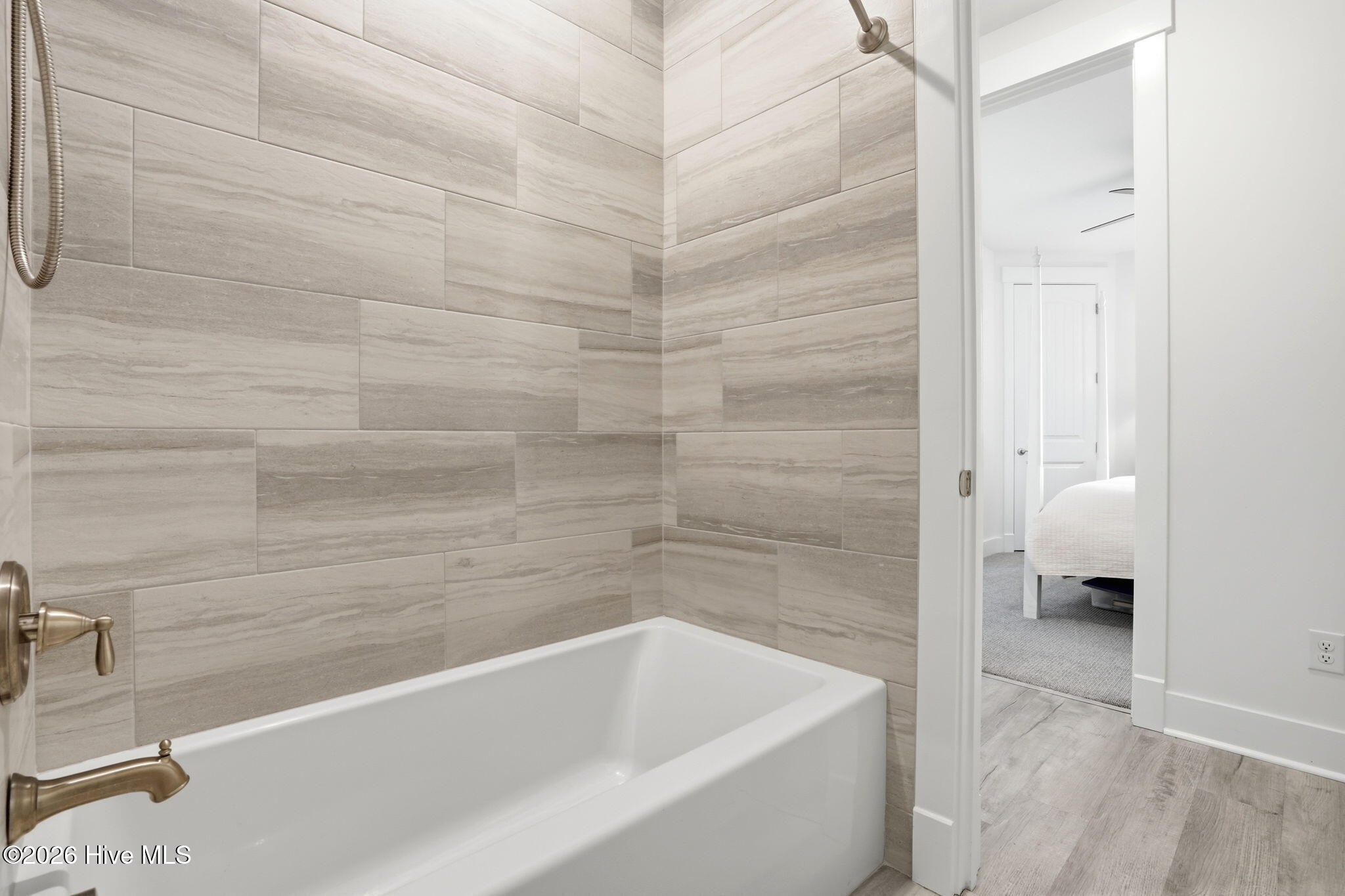 100555960 | Photo 66