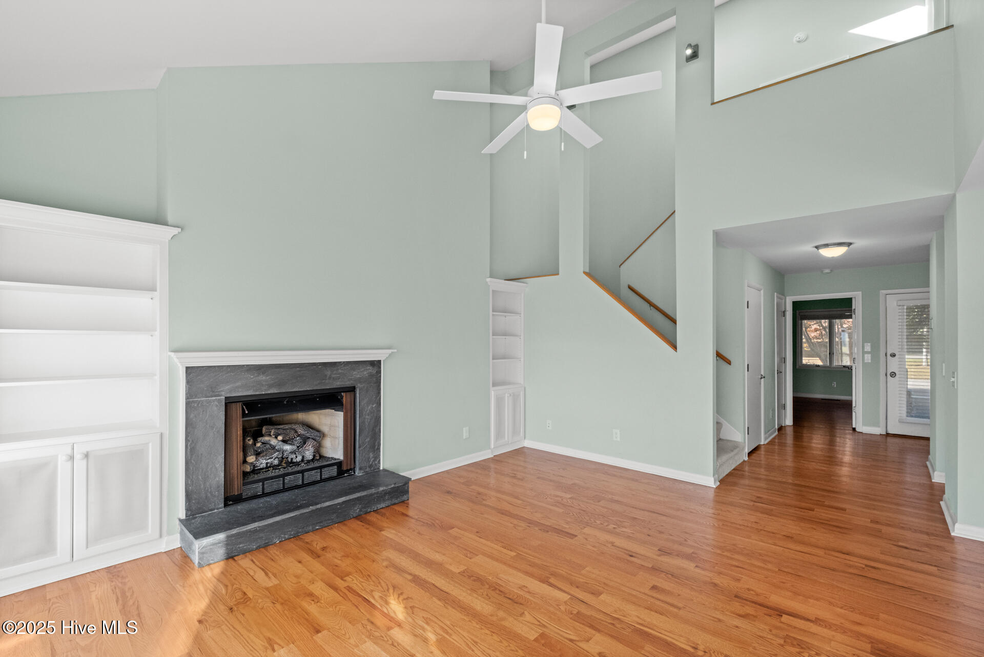 100526390 | Photo 25