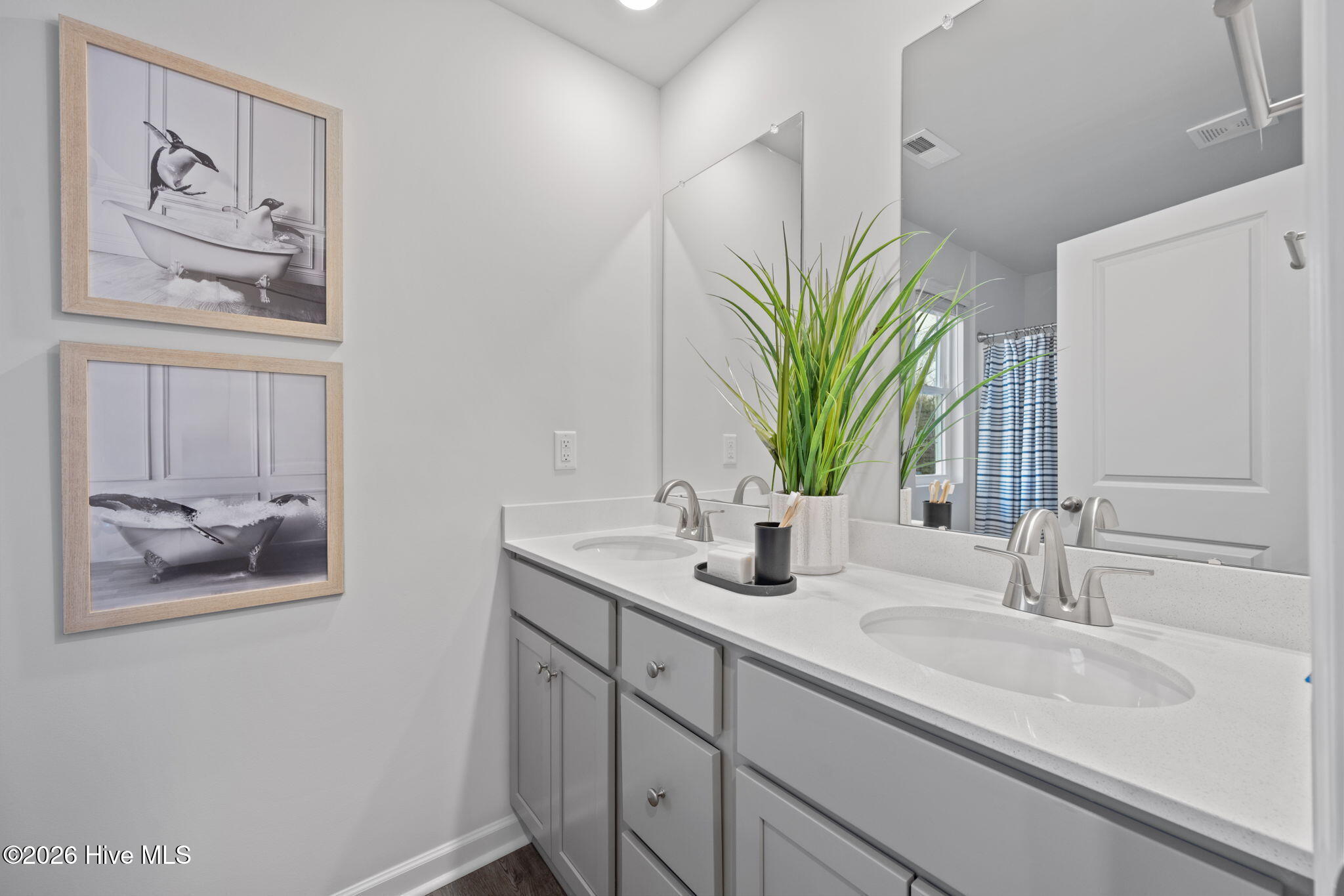 100561860 | Photo 26