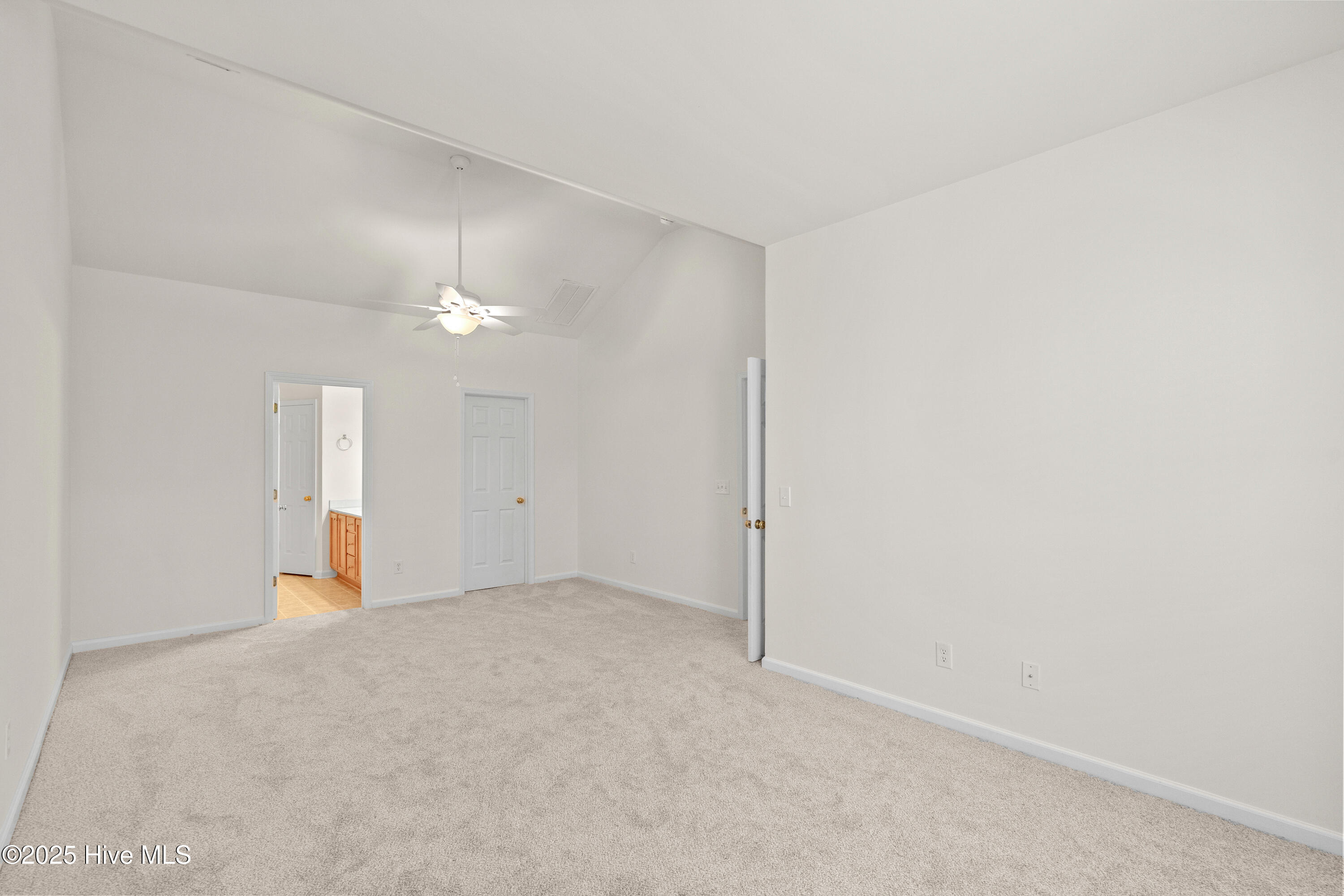 100543792 | Photo 17