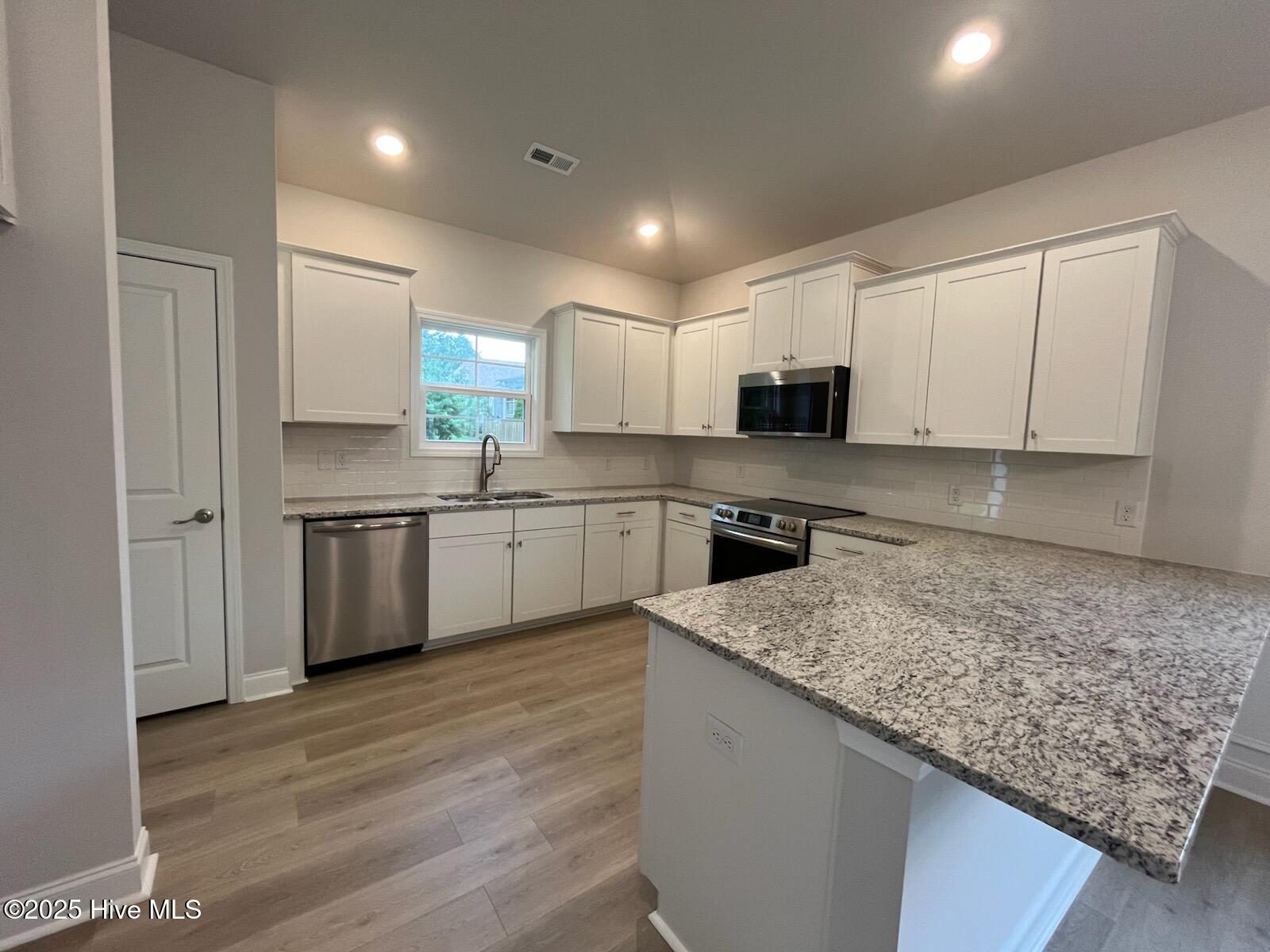 100420761 | Photo 13