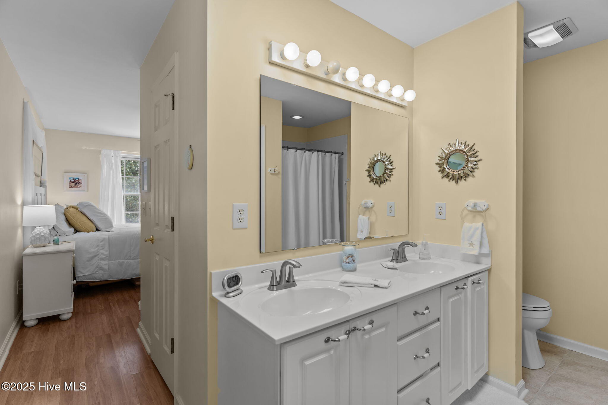 100521042 | Photo 32