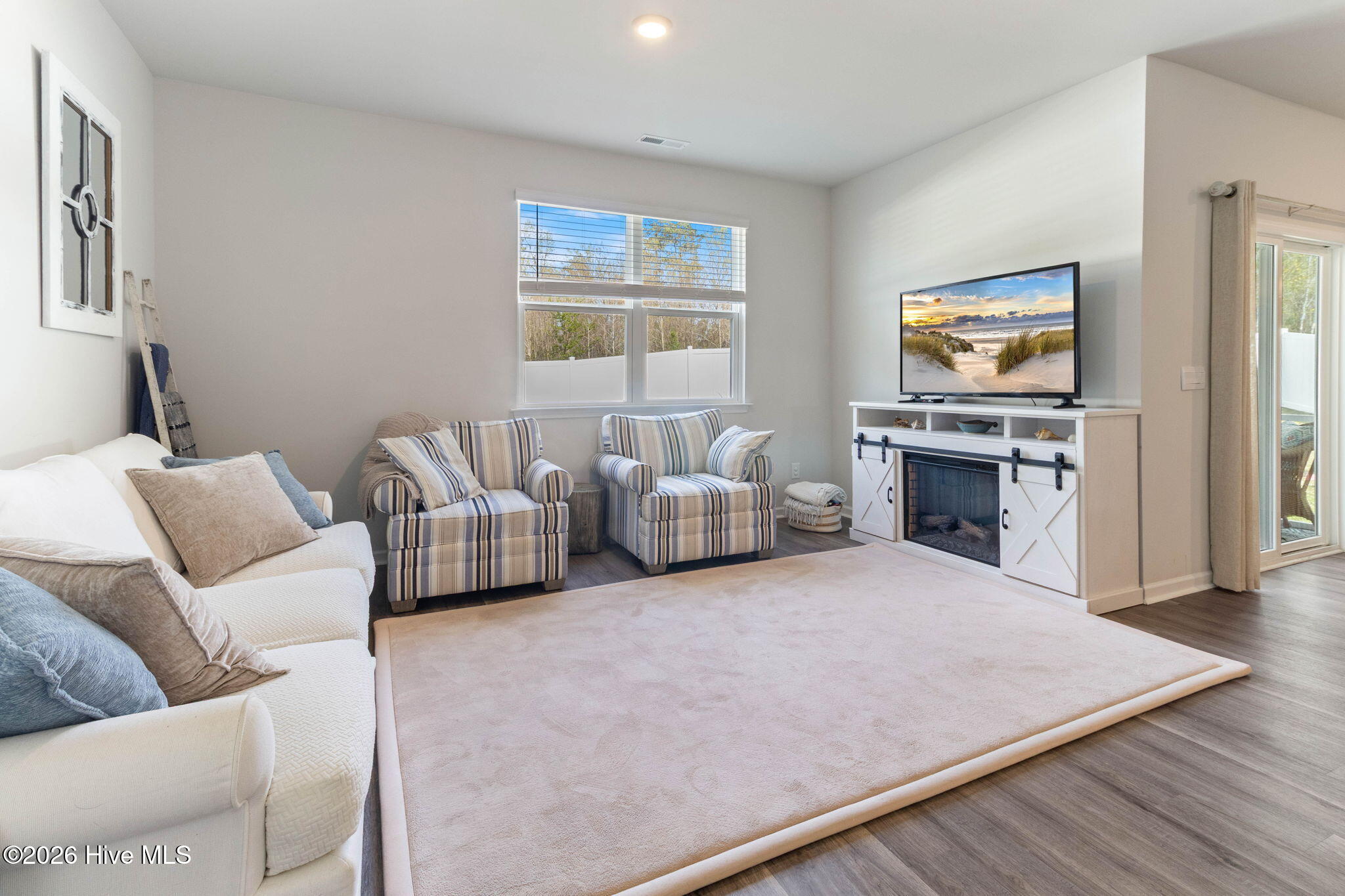 100561989 | Photo 23