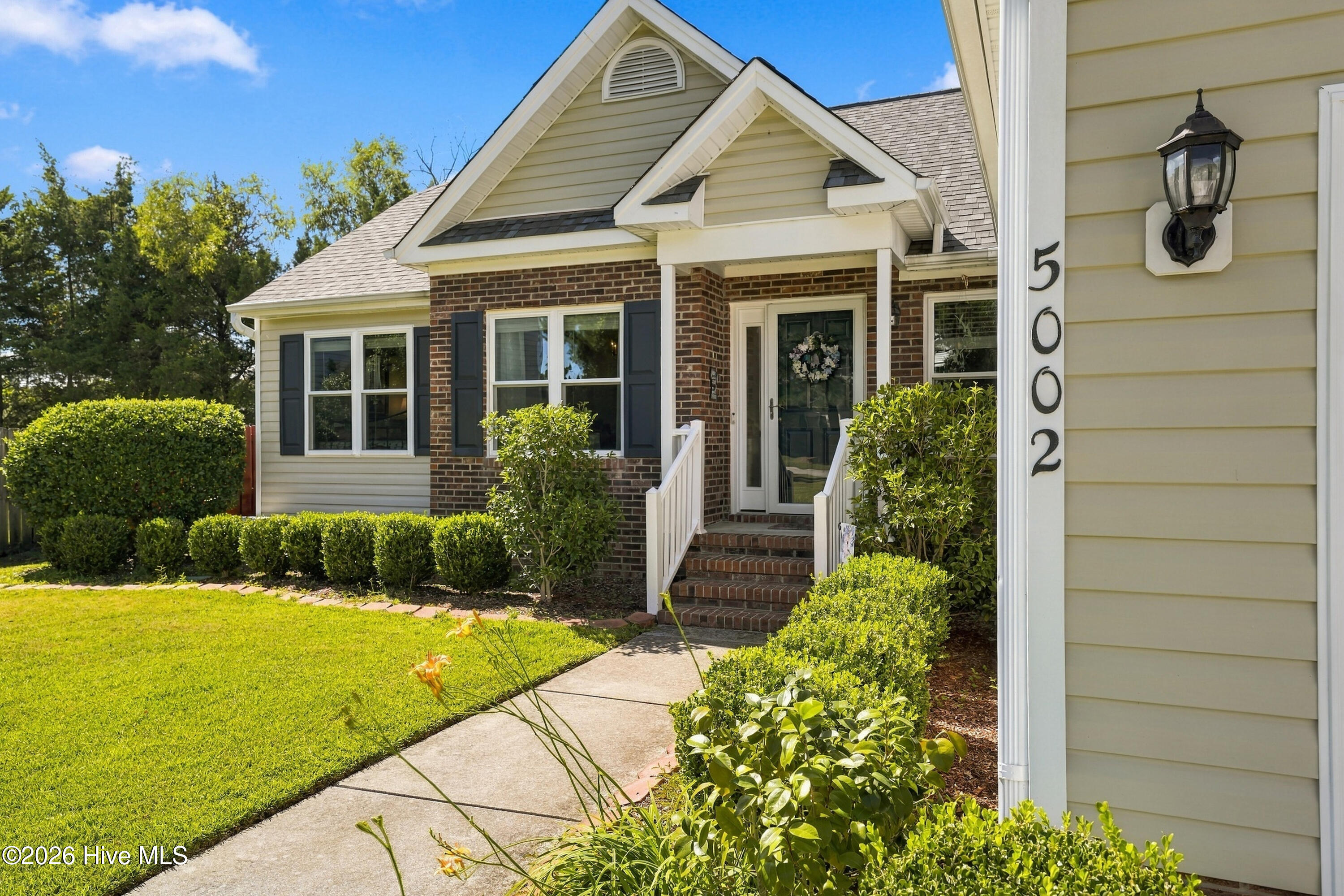 100604783 | Photo 2