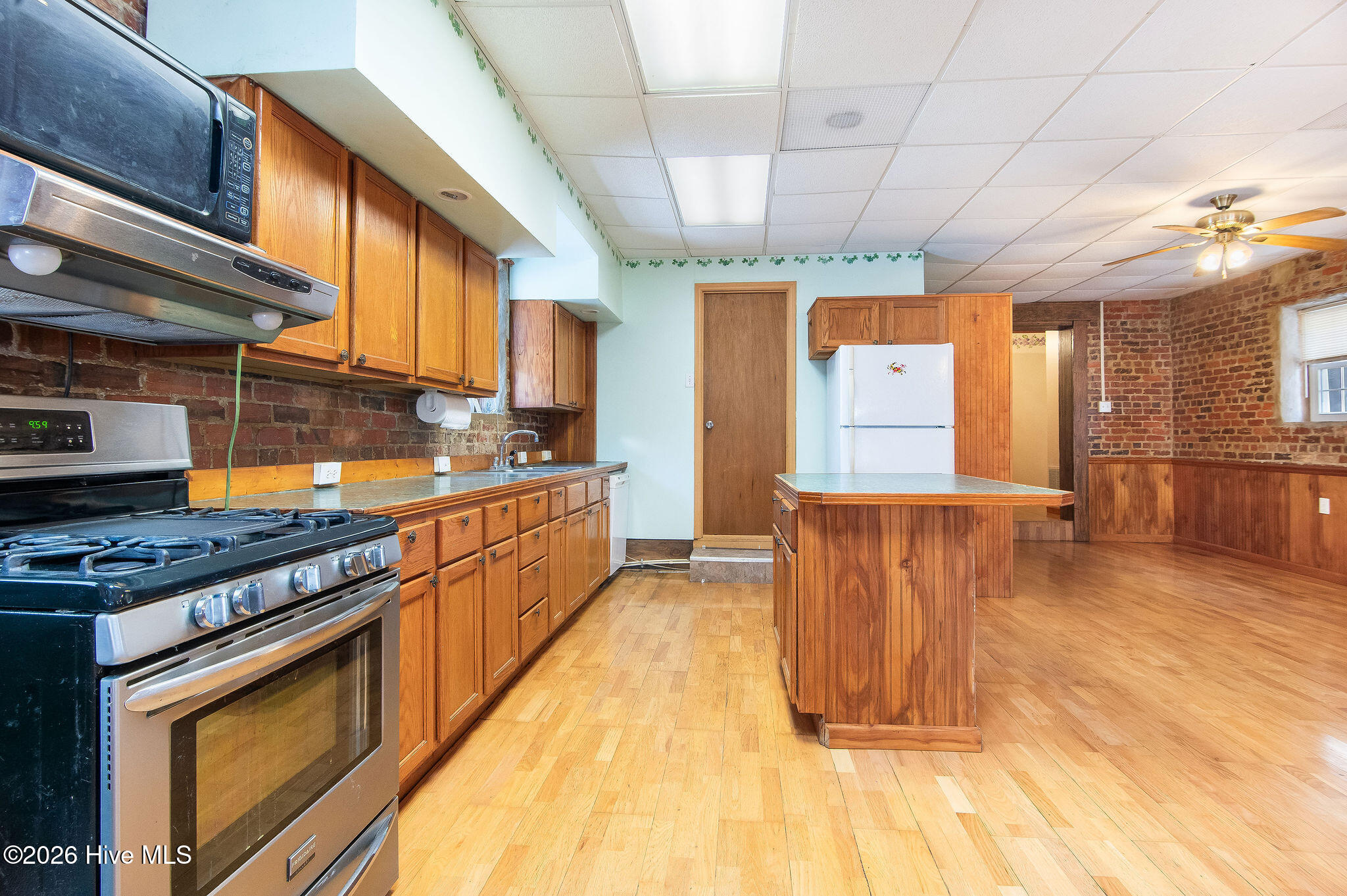 100561889 | Photo 47