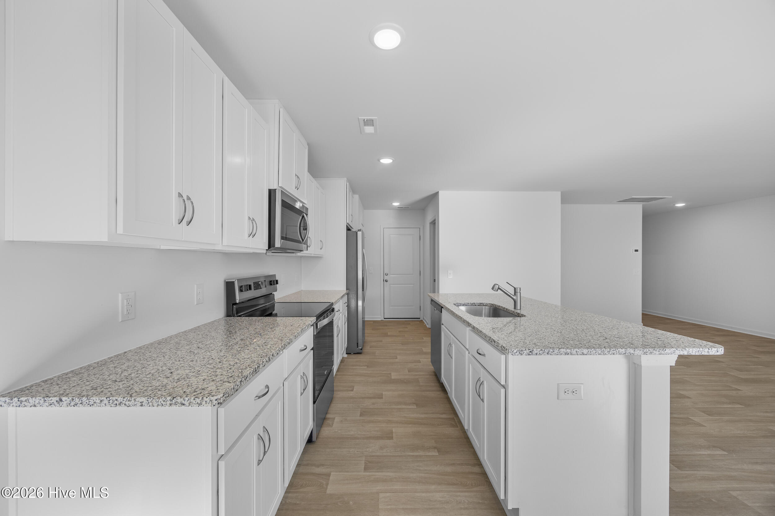 100551100 | Photo 14