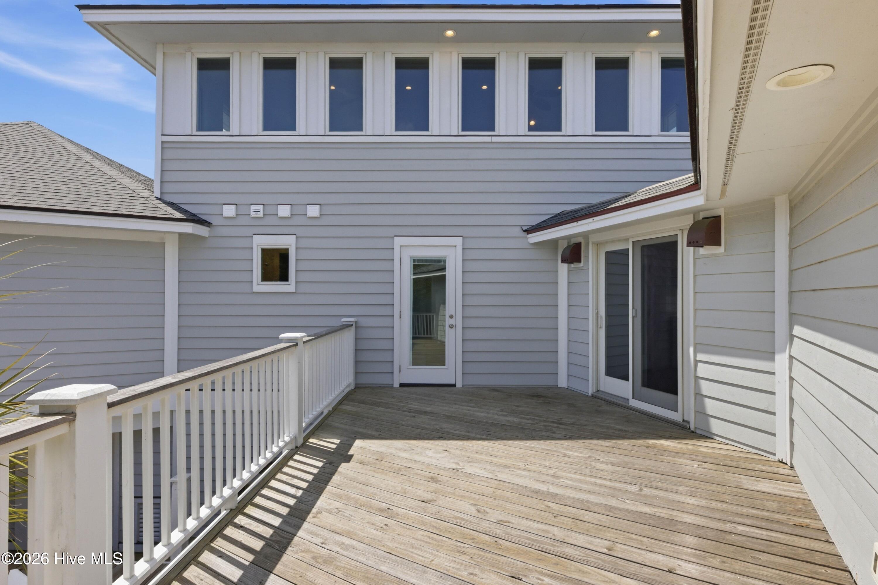 100560271 | Photo 24