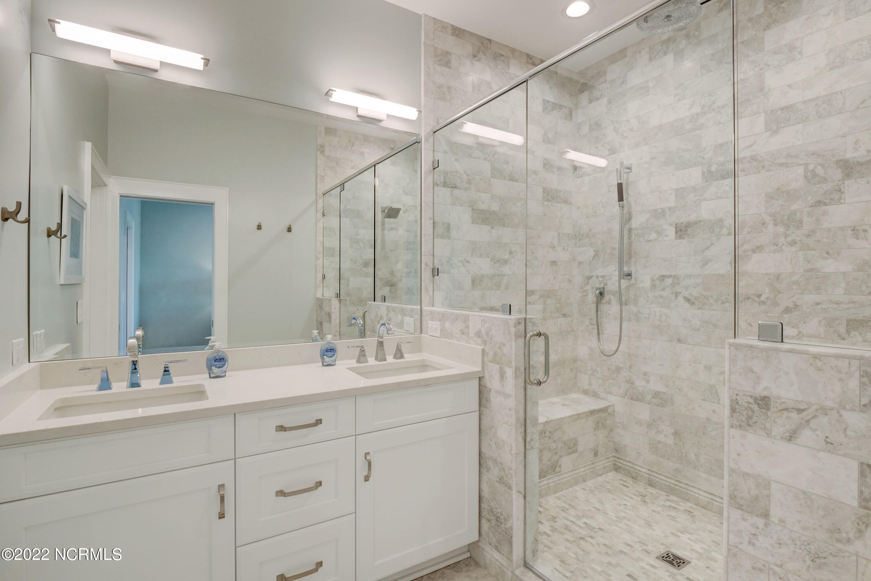 100560154 | Photo 16