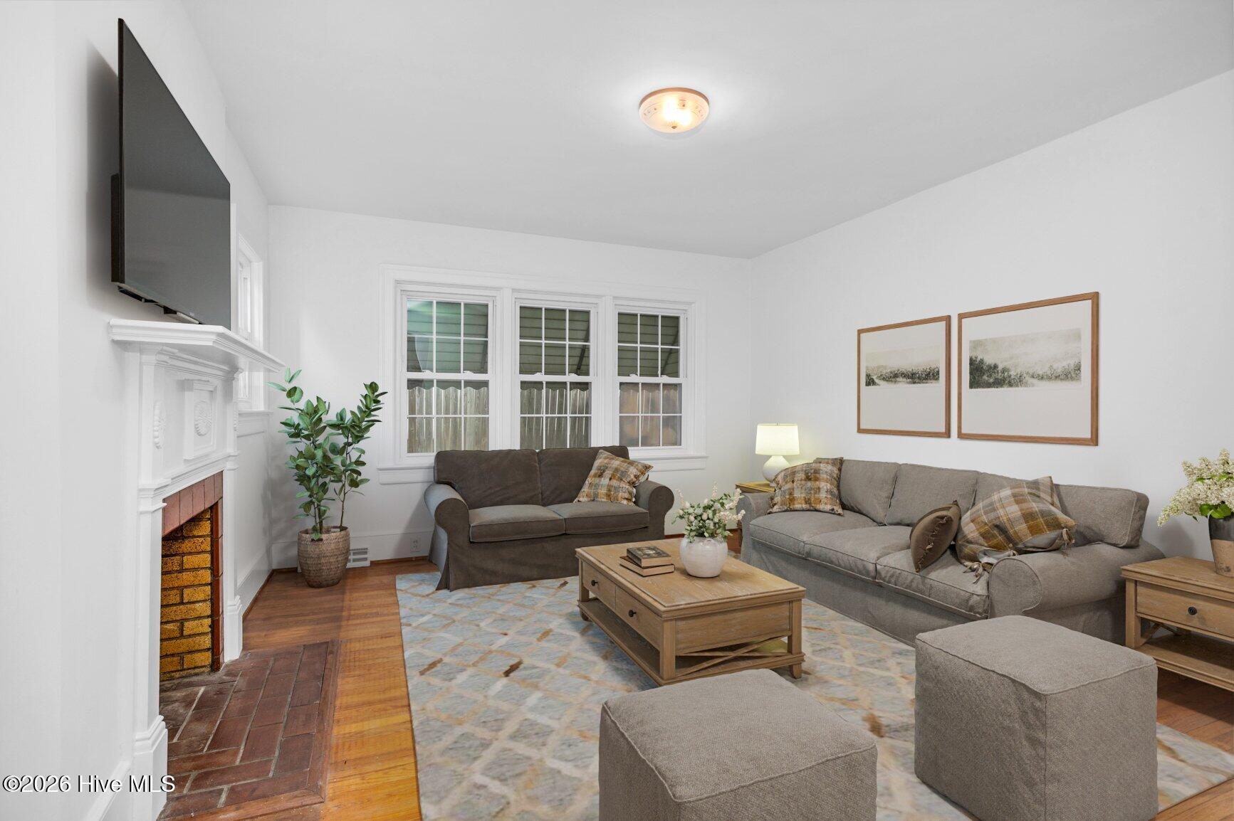 701 E Nash Living Room with furniture