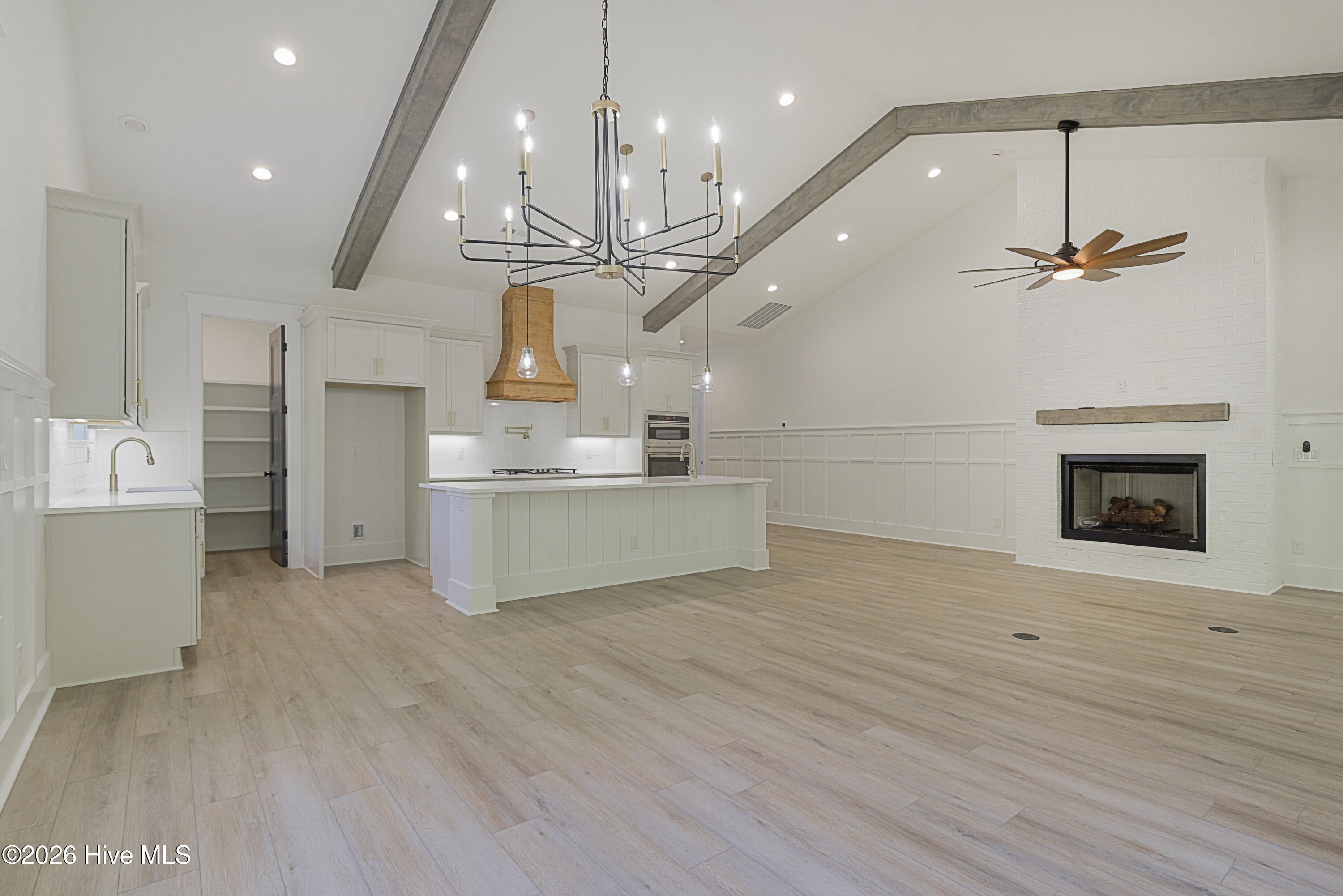 100547115 | Photo 22