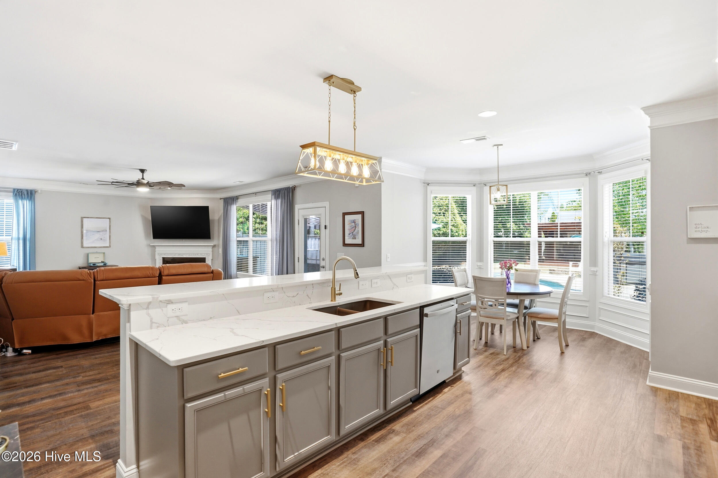 100570216 | Photo 16