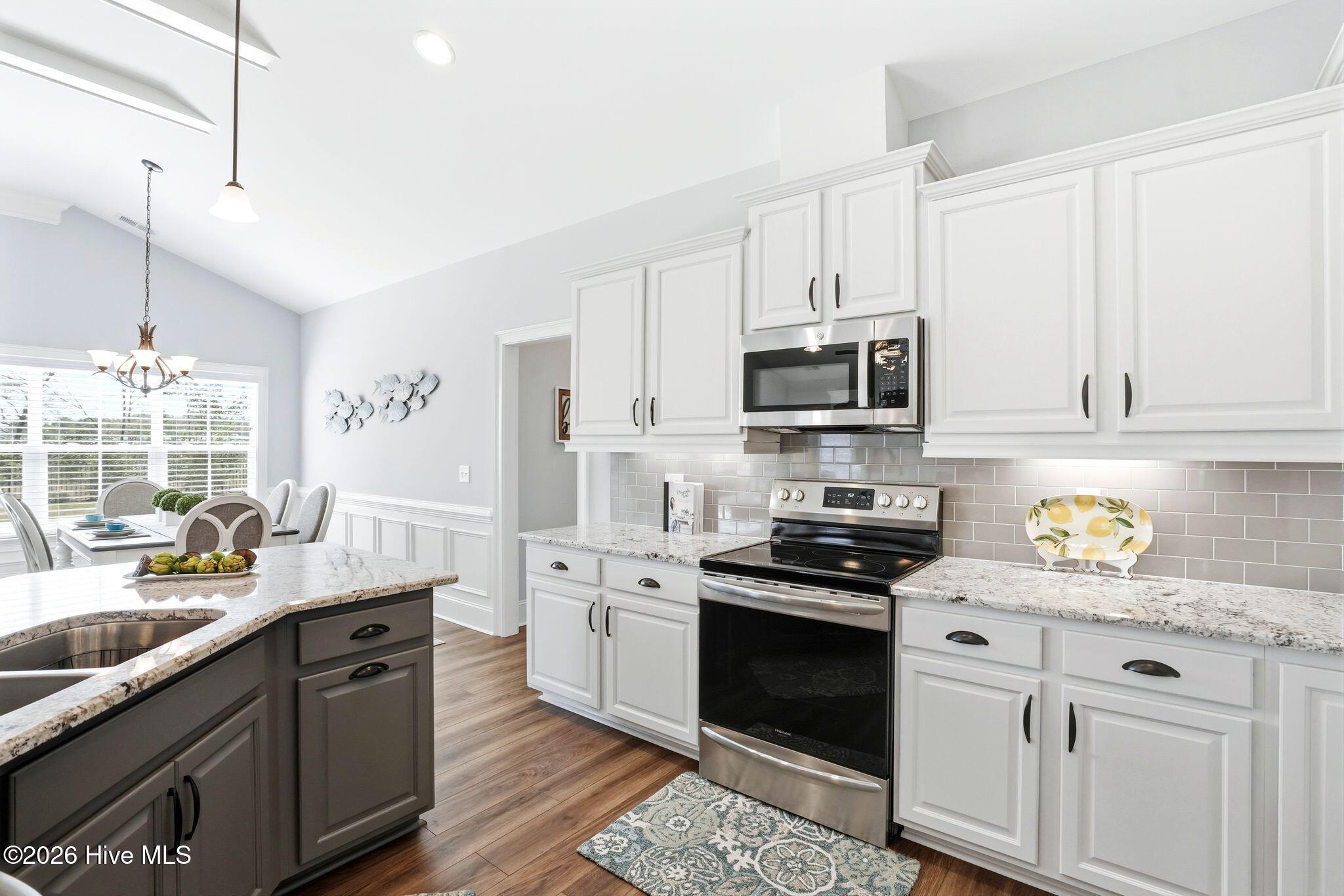 100563087 | Photo 14