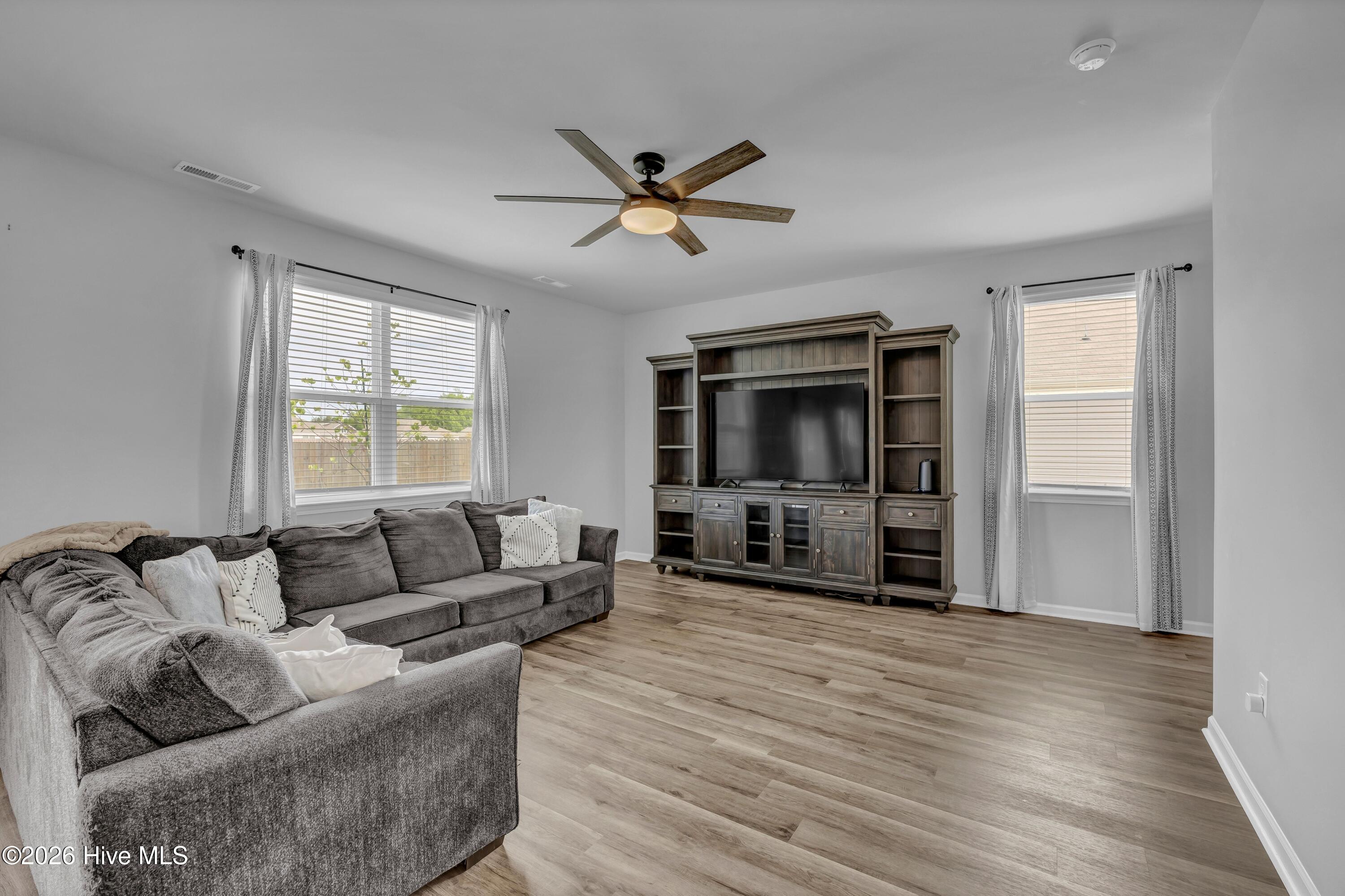 100570372 | Photo 14