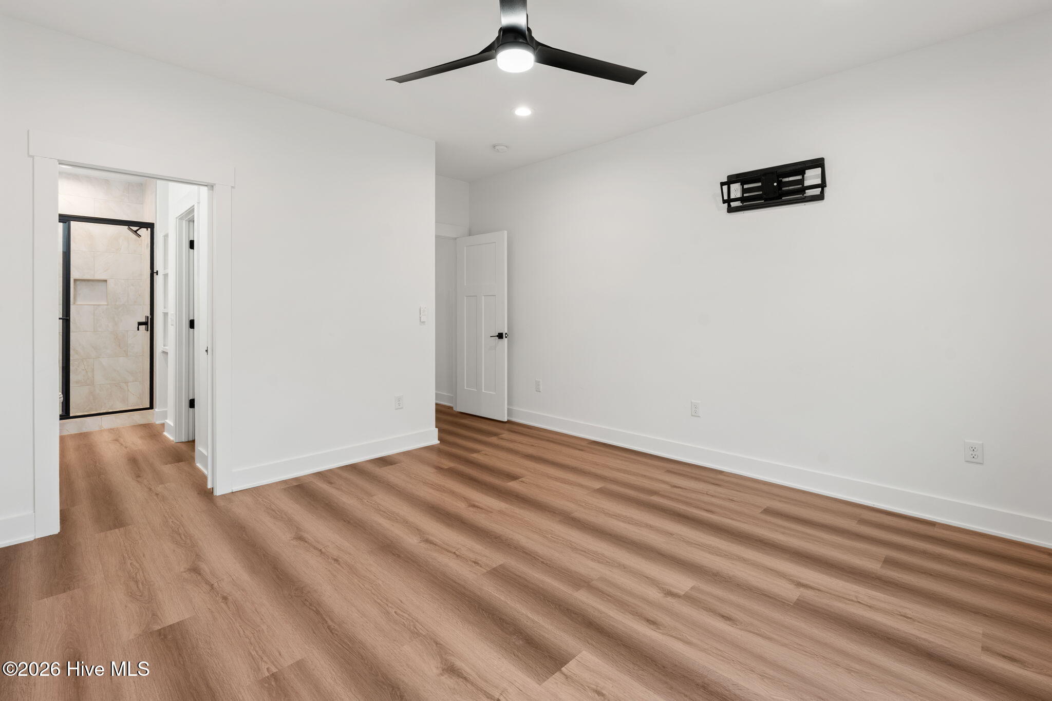 100562670 | Photo 17