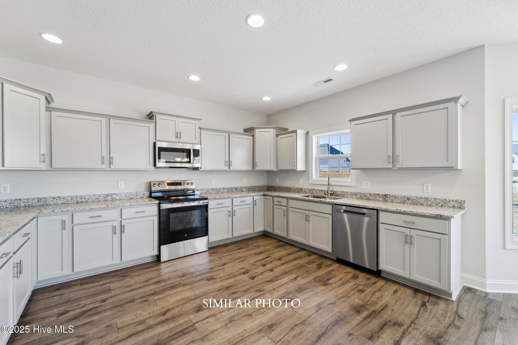 205 Windsor Run Boulevard, Jacksonville, NC 28546 – photo 12: SIMILAR PHOTO 14 (5)