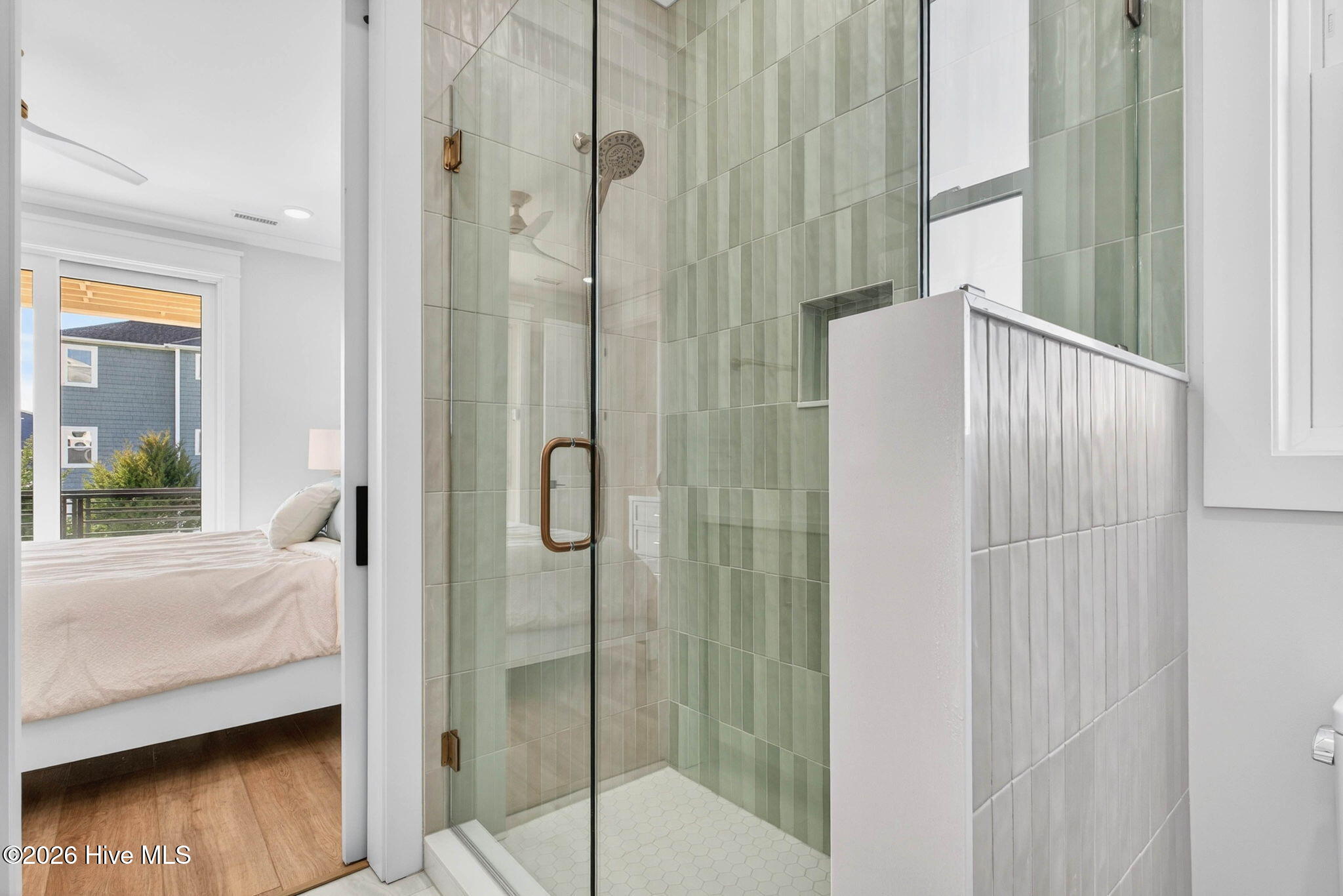 100570262 | Photo 57