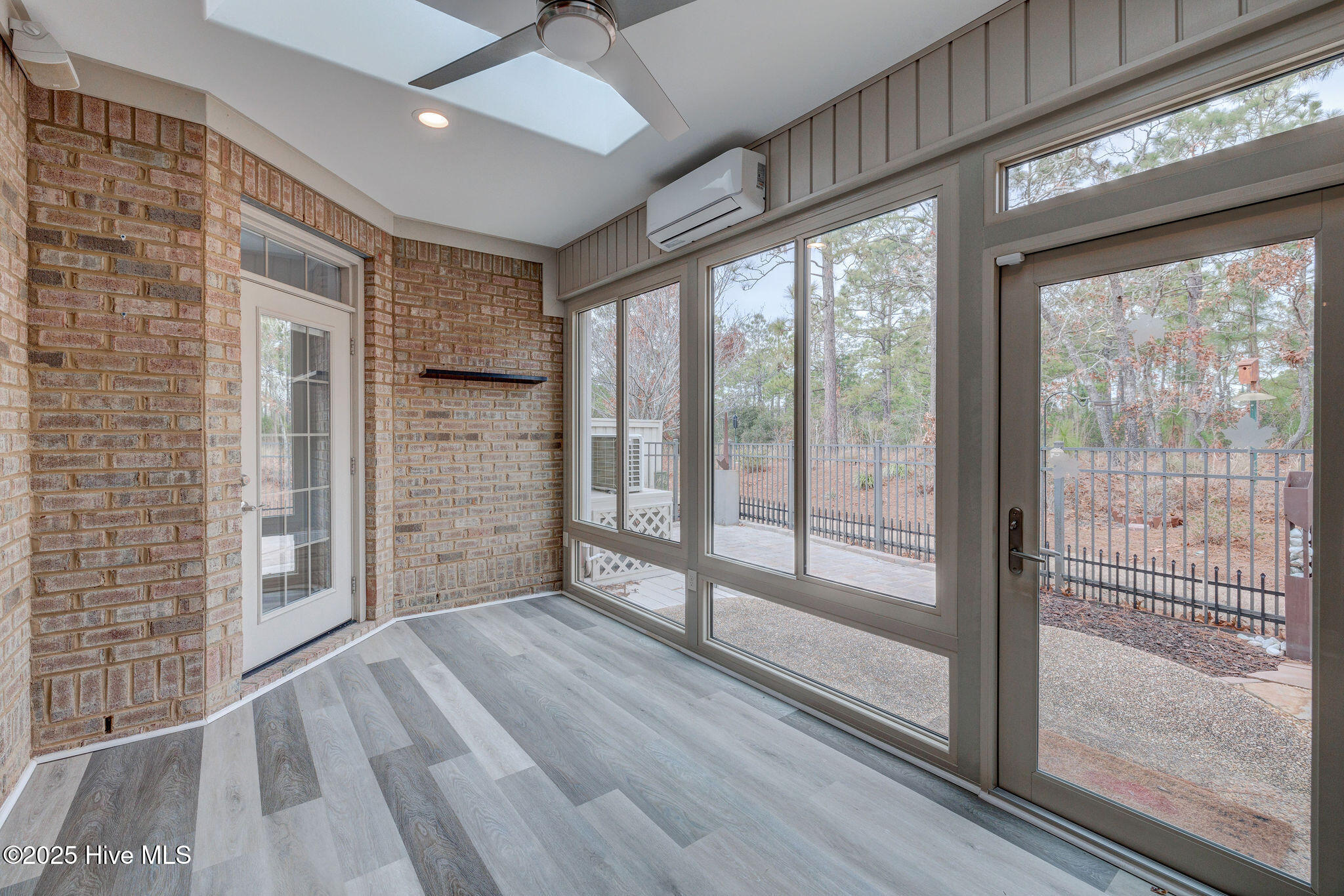 100560537 | Photo 14