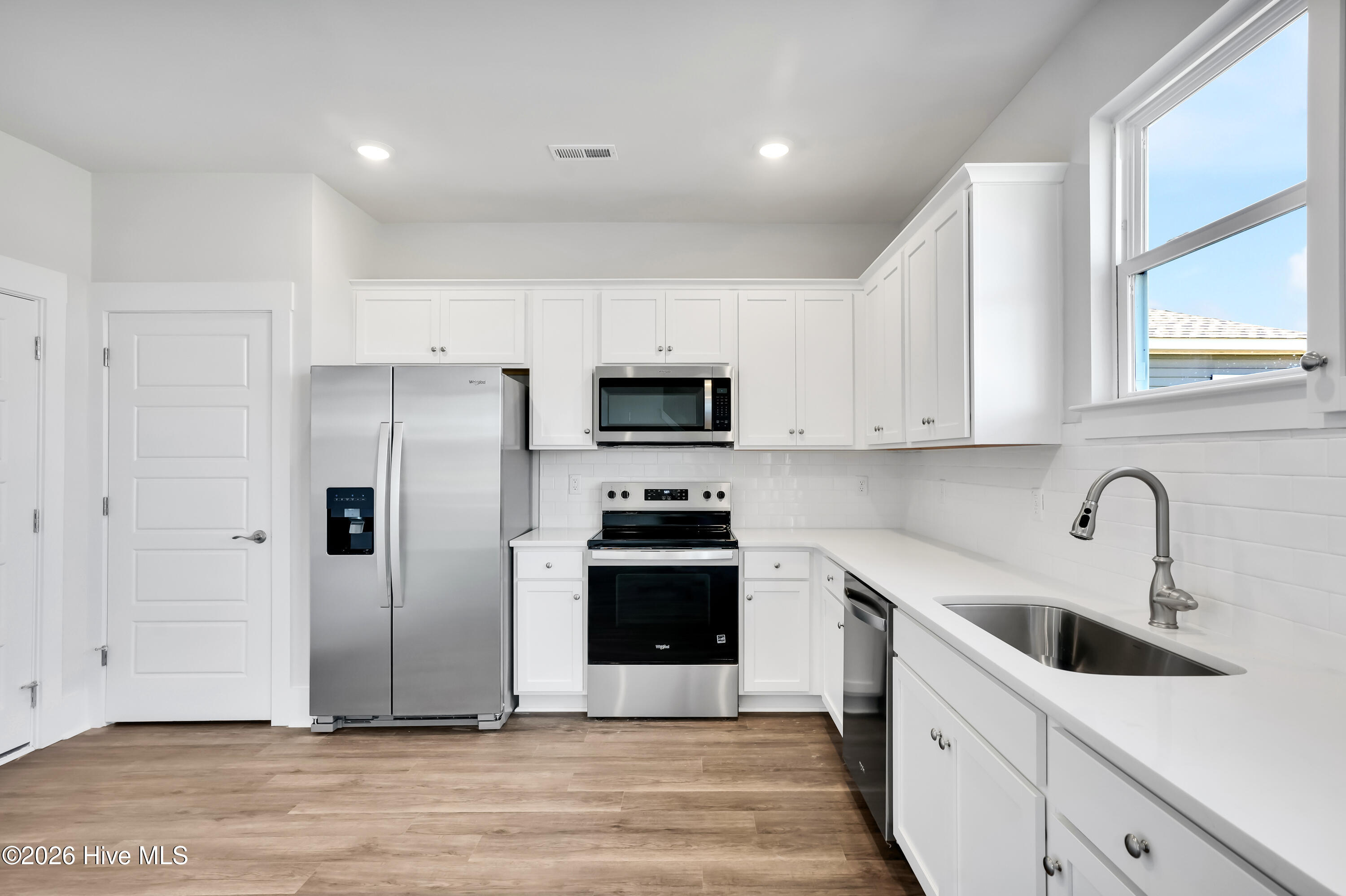 100557184 | Photo 12