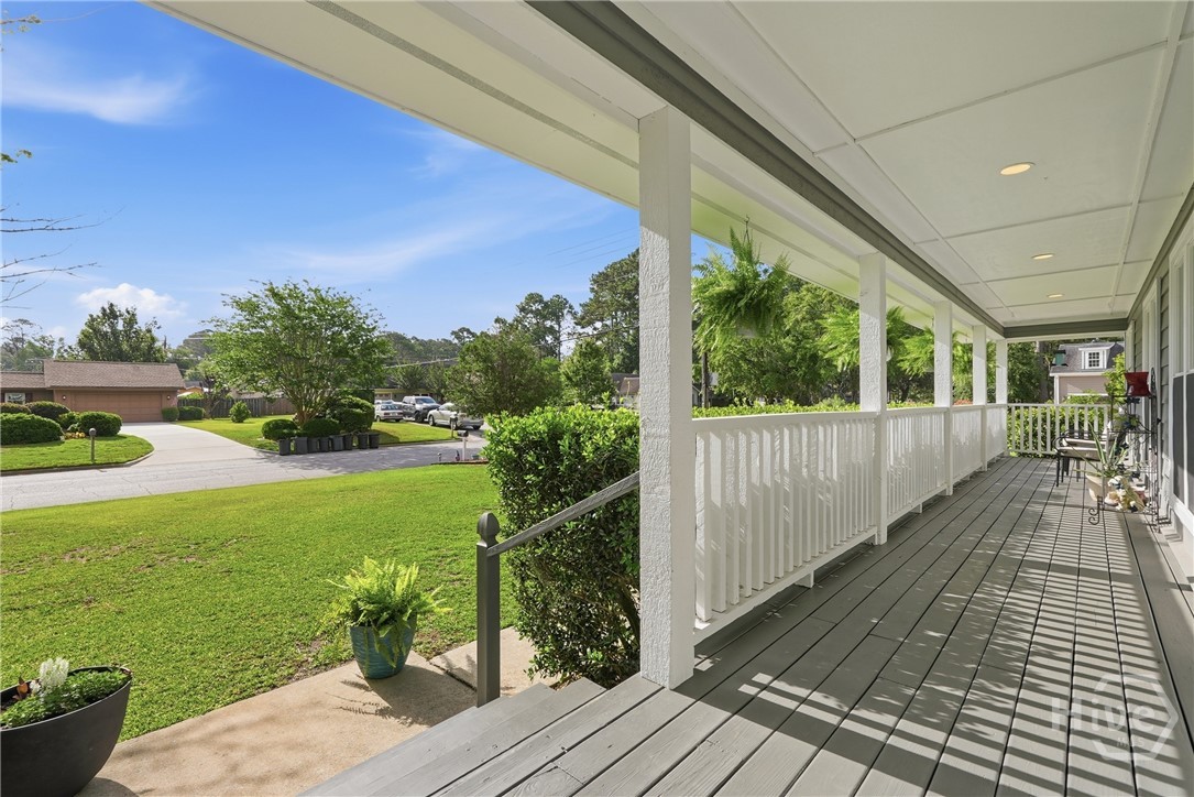 Large front porch for quiet coffee mornings or gat