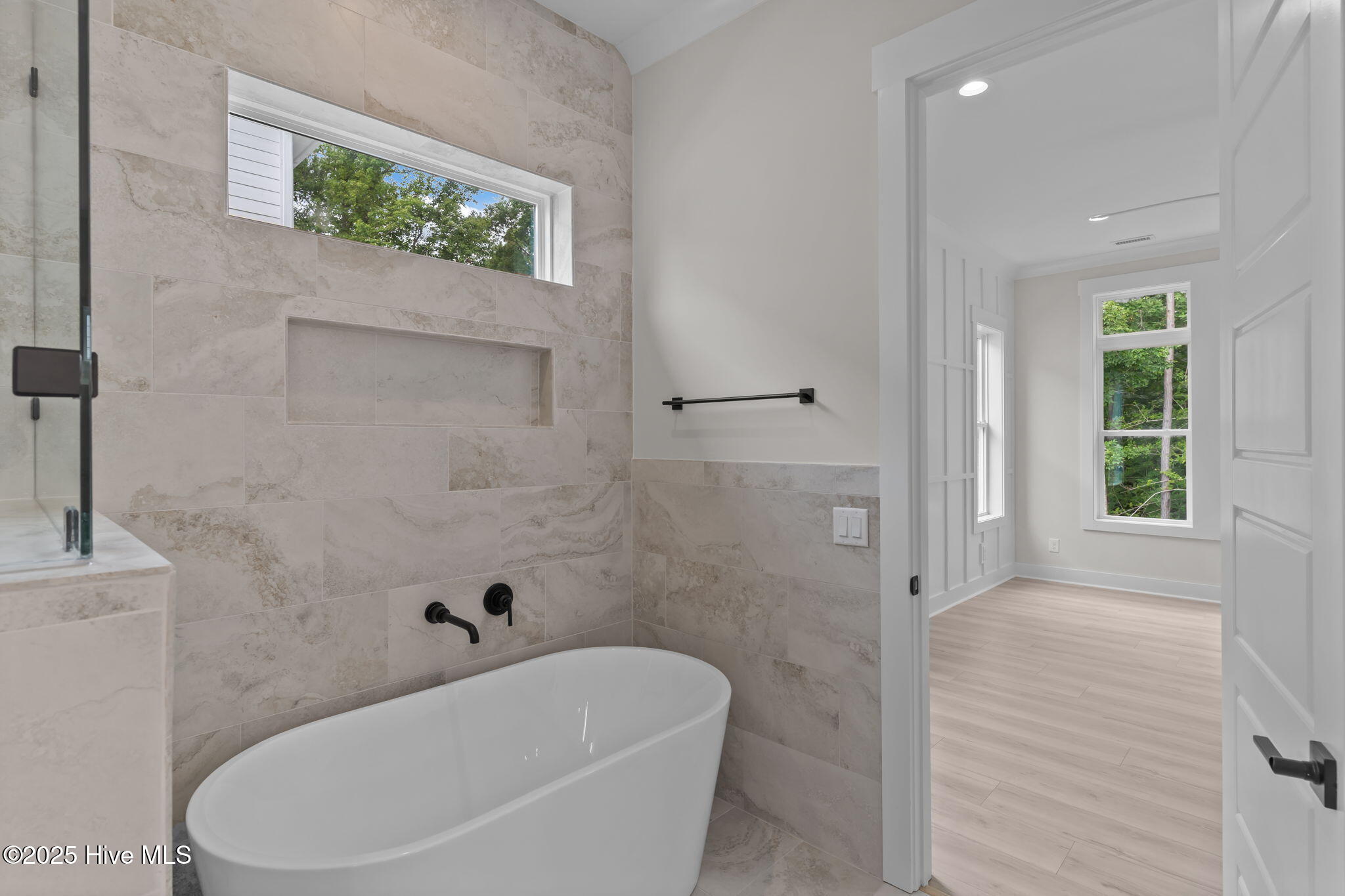 100548099 | Photo 35