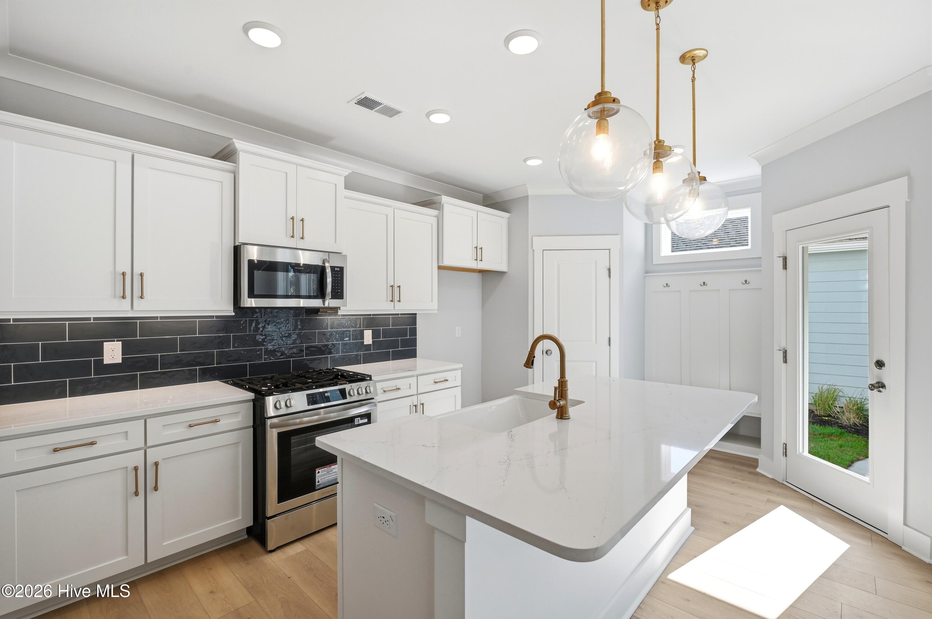 100566798 | Photo 11