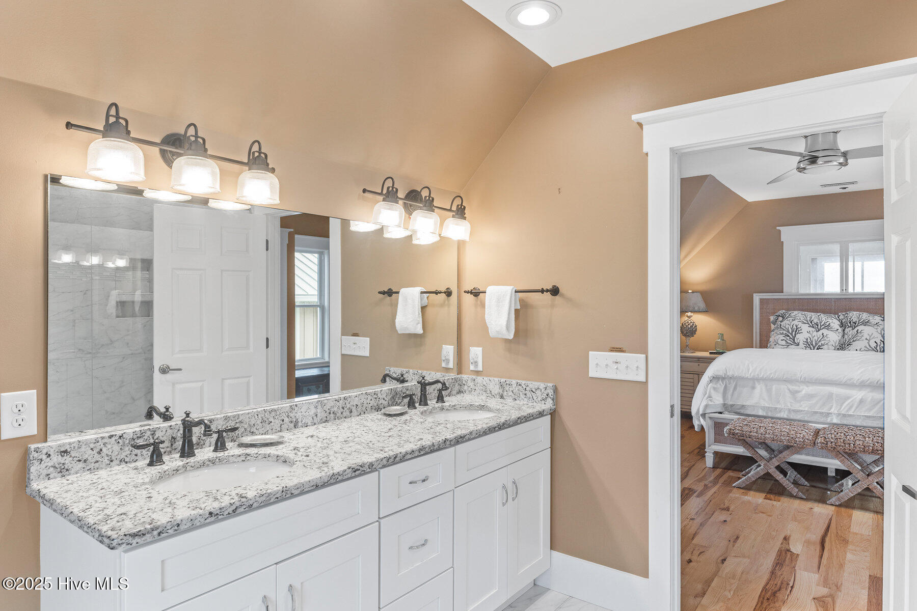 100521307 | Photo 30