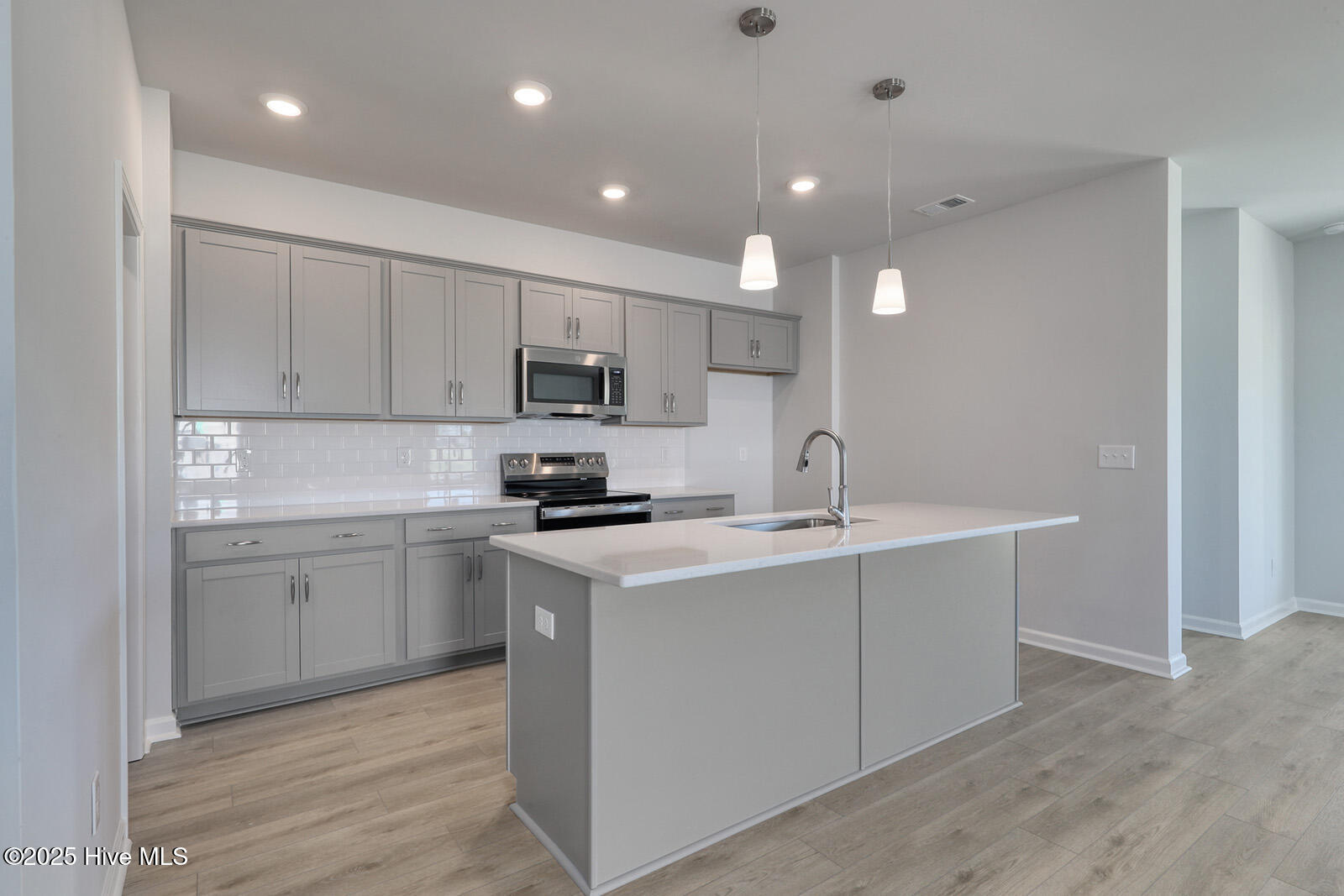 100549689 | Photo 51