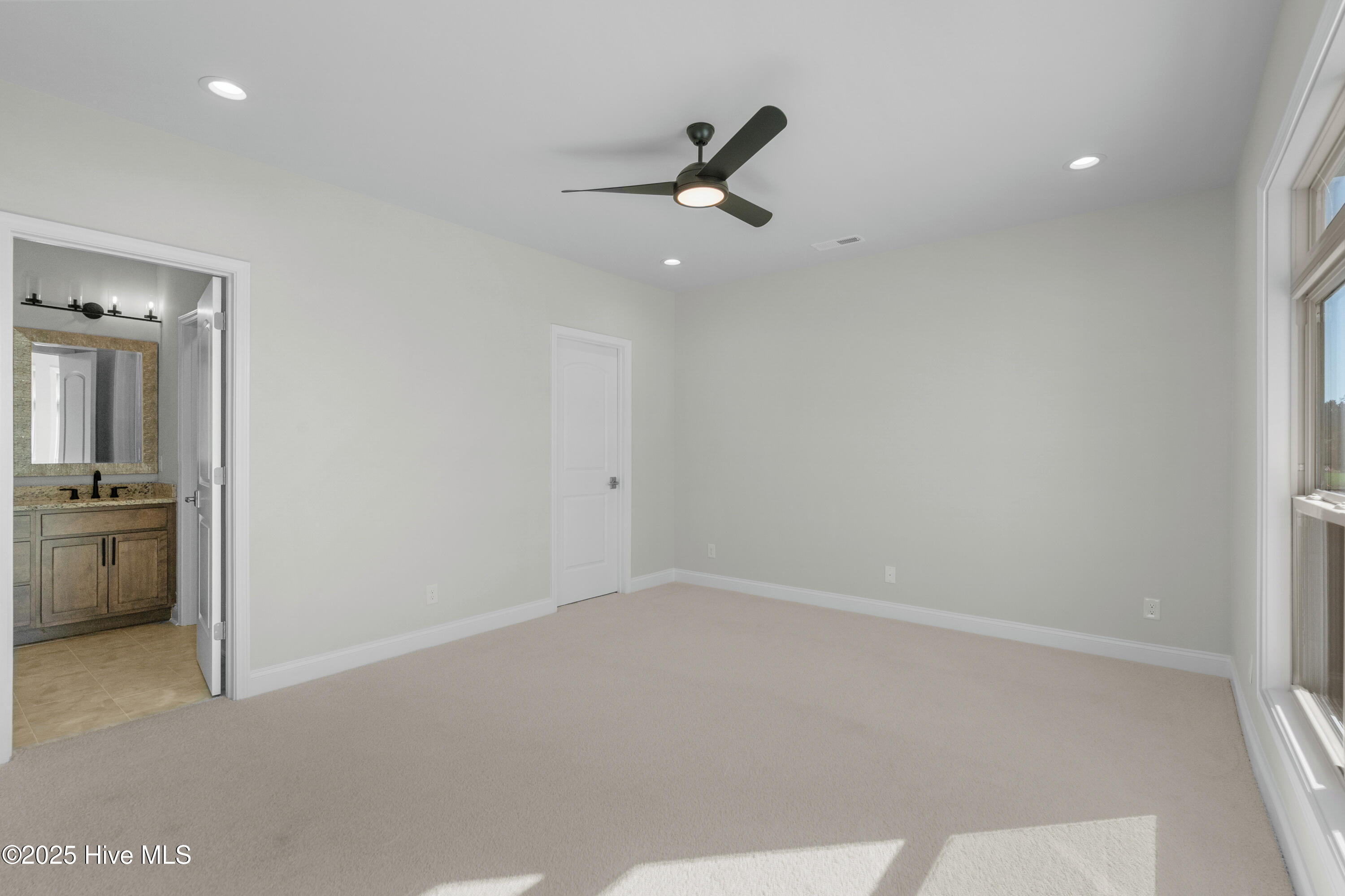 100487215 | Photo 28