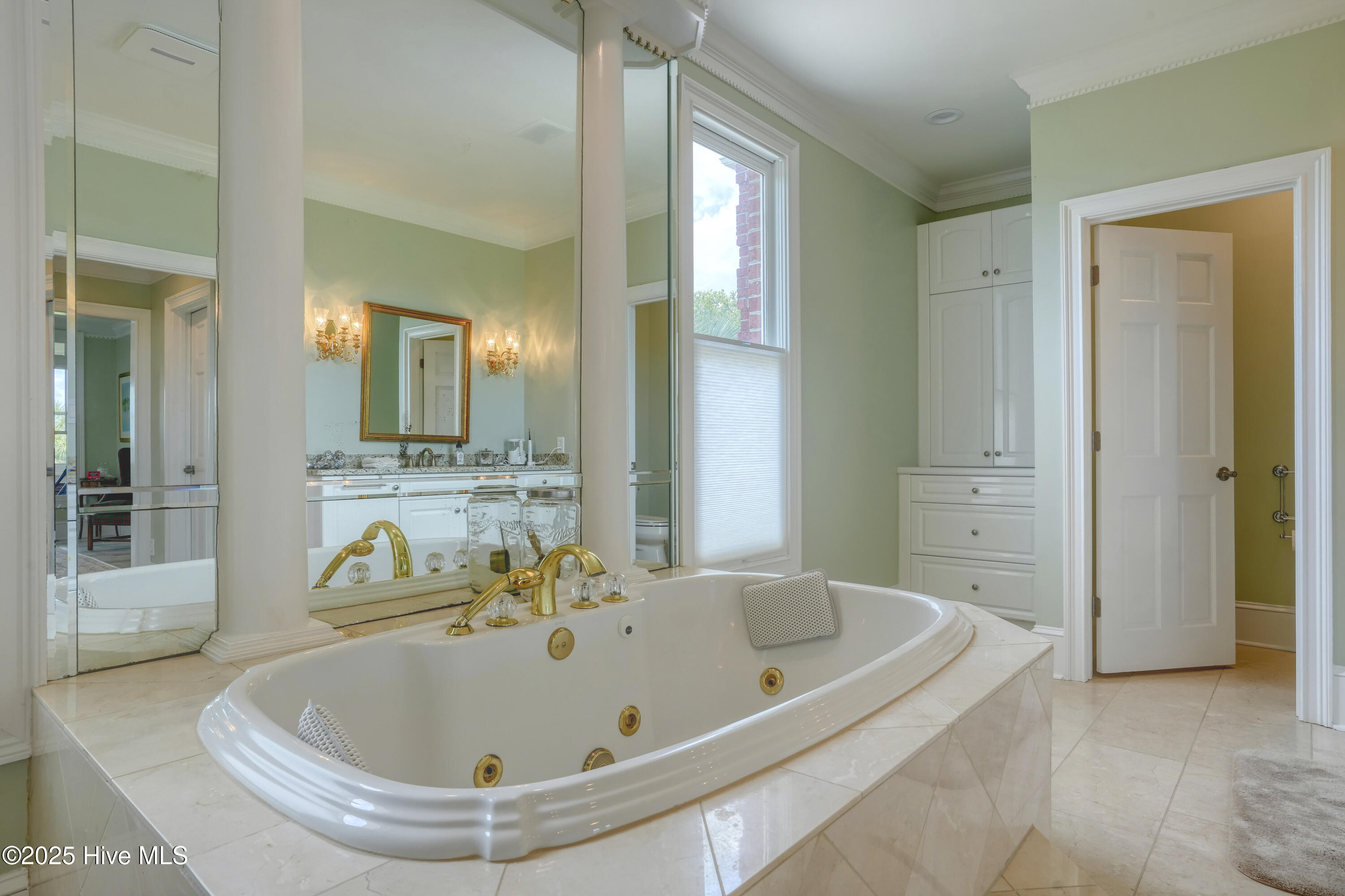 100512986 | Photo 35