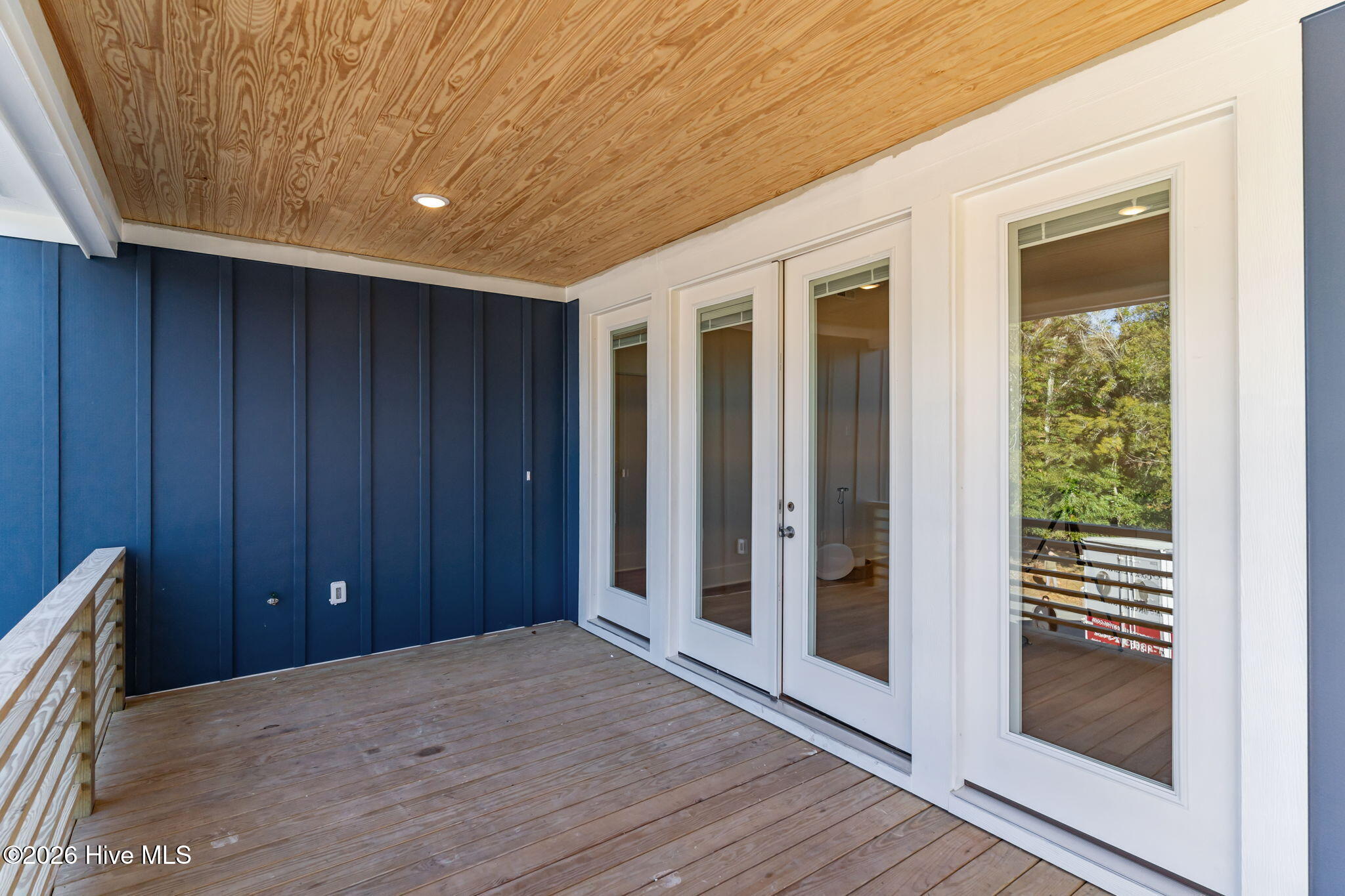 100548785 | Photo 45