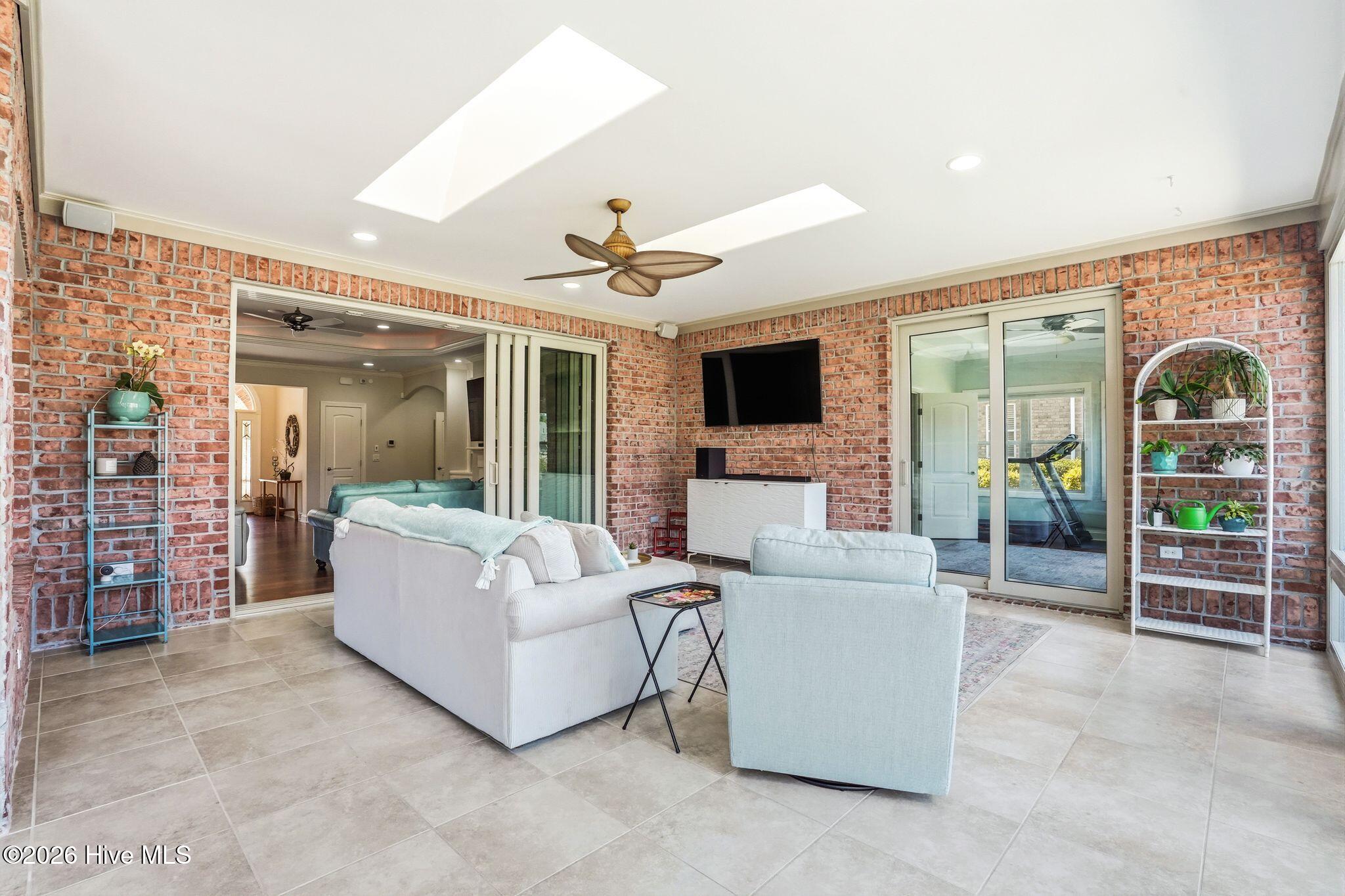 100565235 | Photo 26