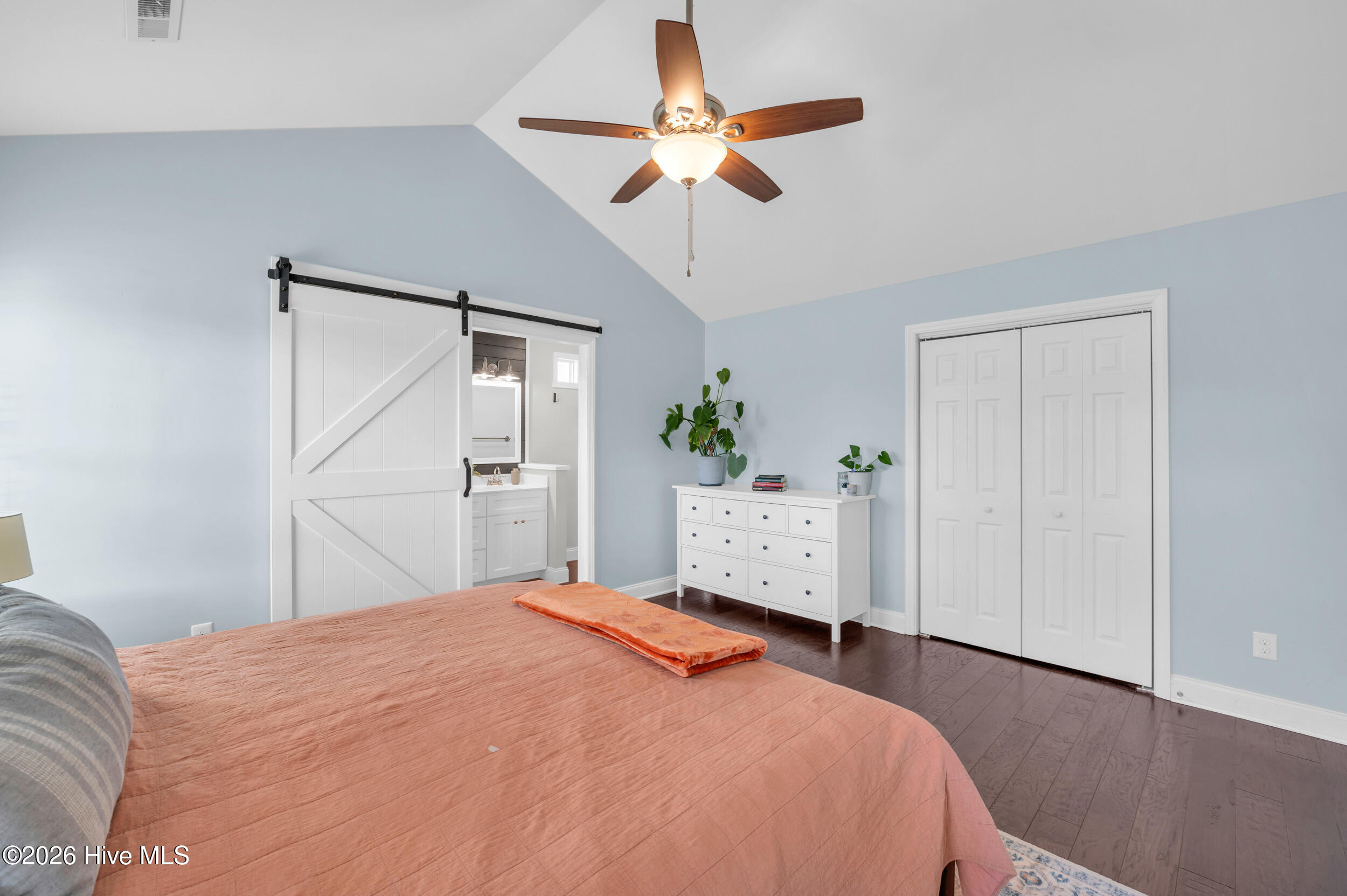 100548167 | Photo 23