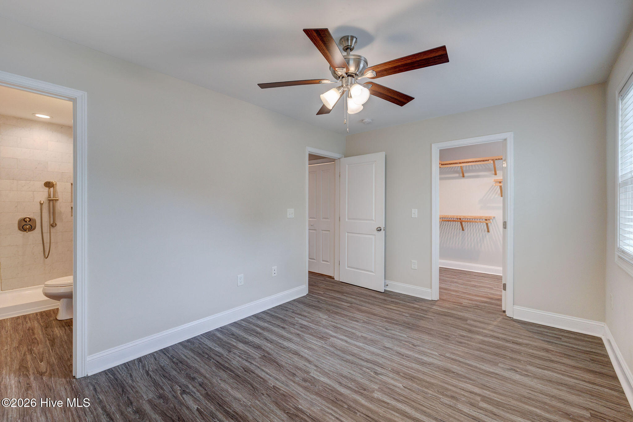 100562693 | Photo 33